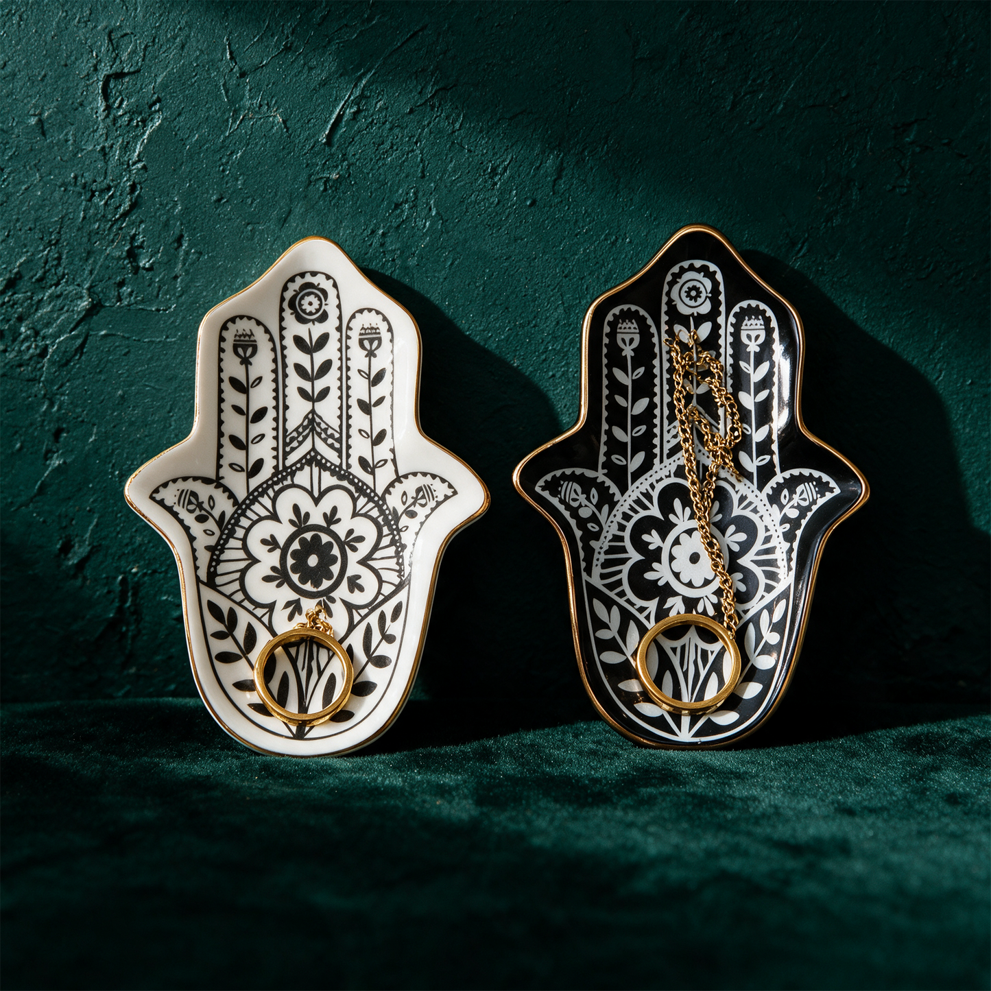 Schmuckschale Hamsa Hand | Keramik für Yoga-Schmuck – Produktansicht vor tiefem Smaragdgrün