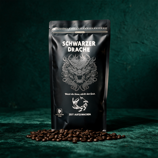 Schwarzer Drache Premium Espresso | 1 kg Hochland-Robusta, ganze Bohne – Produktansicht vor tiefem Smaragdgrün