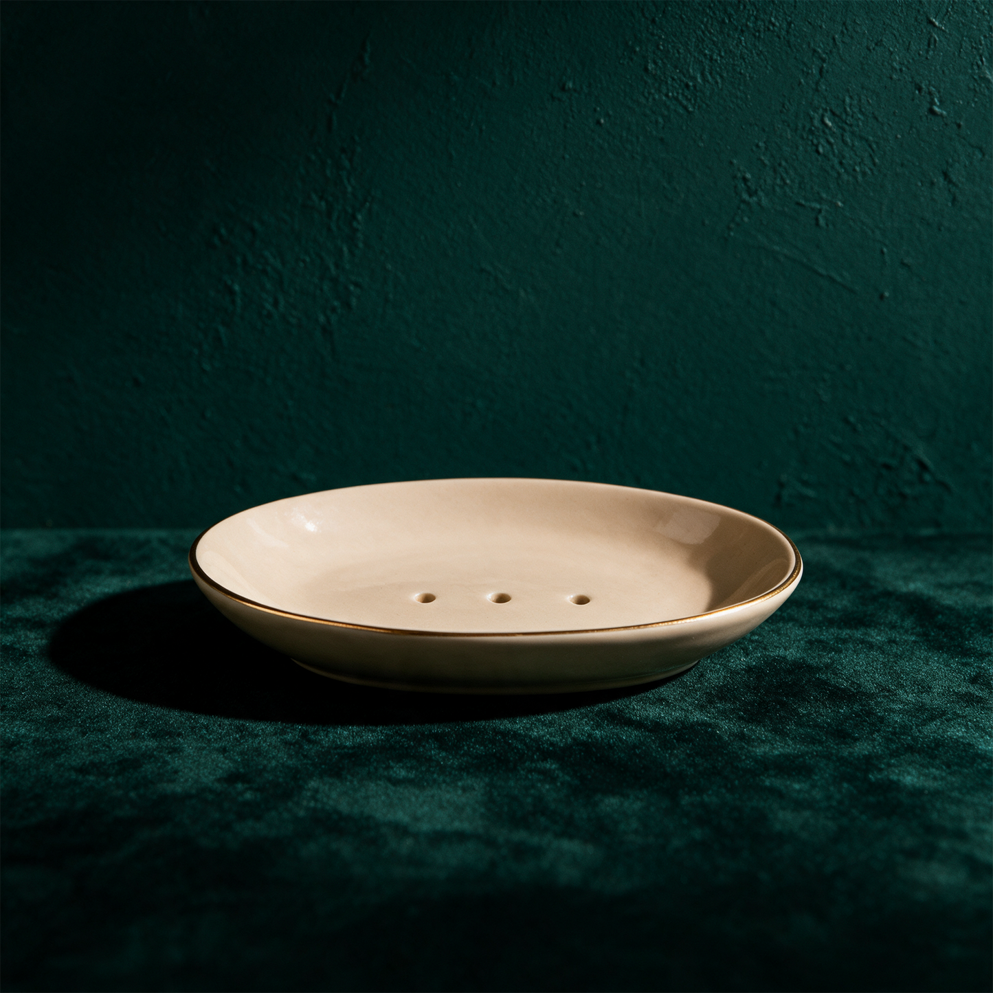 Stimmungsbild: beige Seifenschale mit Goldrand im Badezimmer