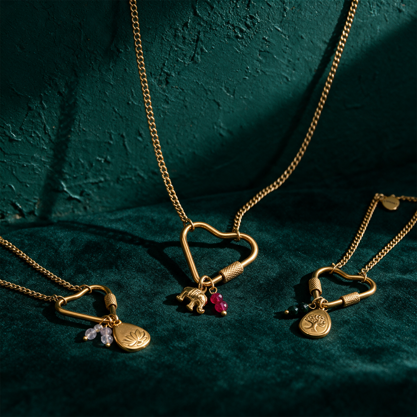 Soul Charms Guardian Soul | Vergoldete Halskette mit Elefanten-Anhänger – Produktansicht vor tiefem Smaragdgrün