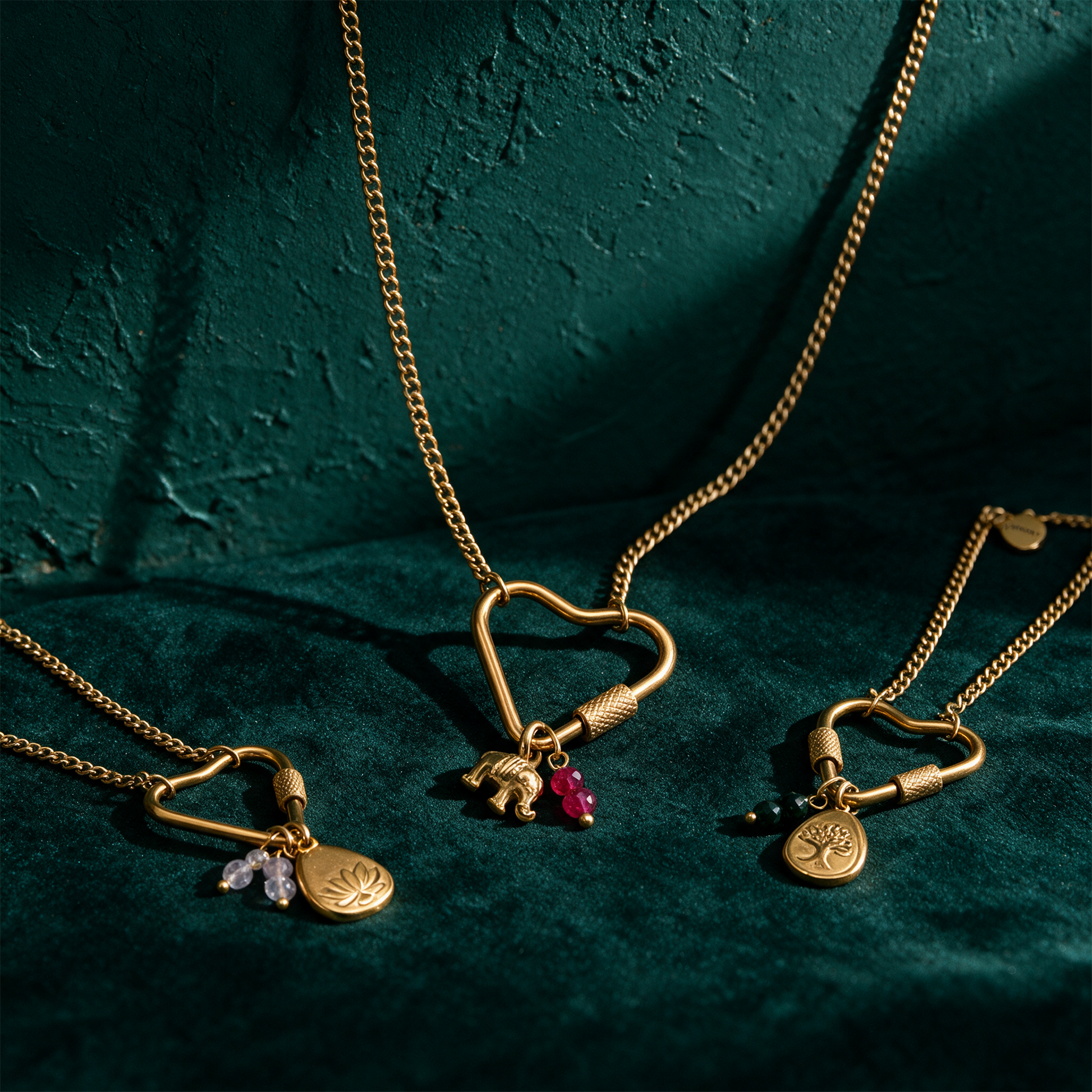 Soul Charms Guardian Soul | Vergoldete Halskette mit Elefanten-Anhänger – Produktansicht vor tiefem Smaragdgrün