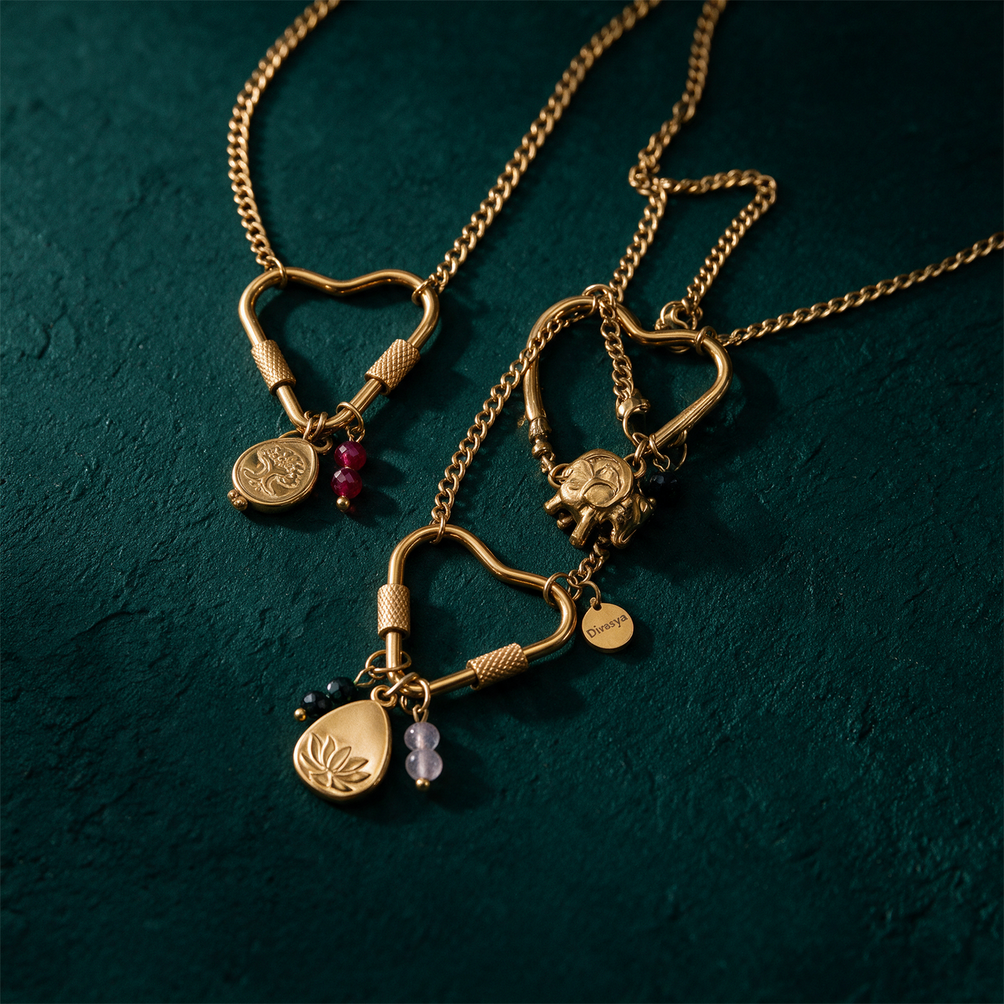 Soul Charms Grounded Soul | Vergoldete Halskette mit Lebensbaum-Anhänger – Produktansicht vor tiefem Smaragdgrün