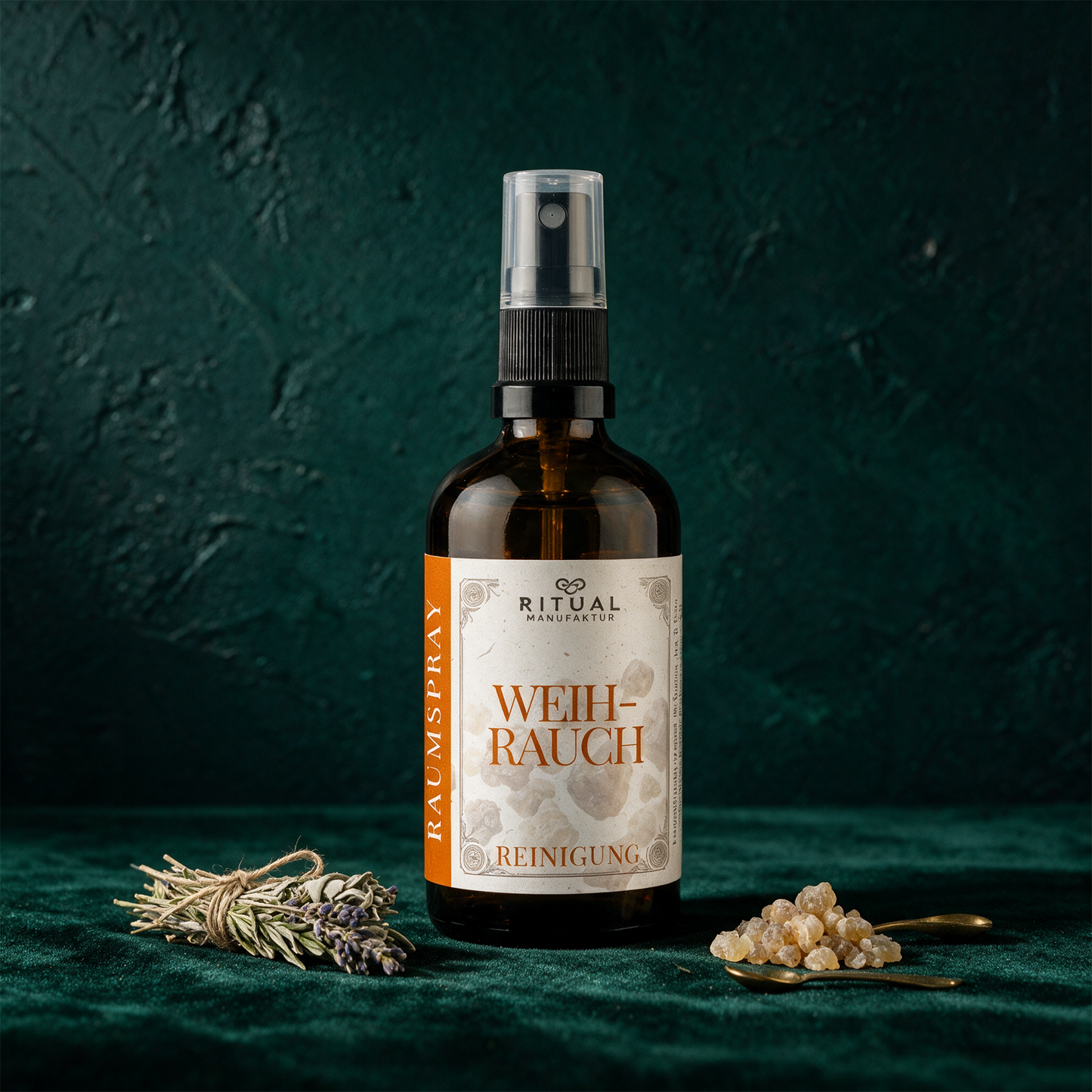 Weihrauch Spray | Rauchfreies Aura-Spray, geistöffnend & wohltuend – Produktansicht vor tiefem Smaragdgrün