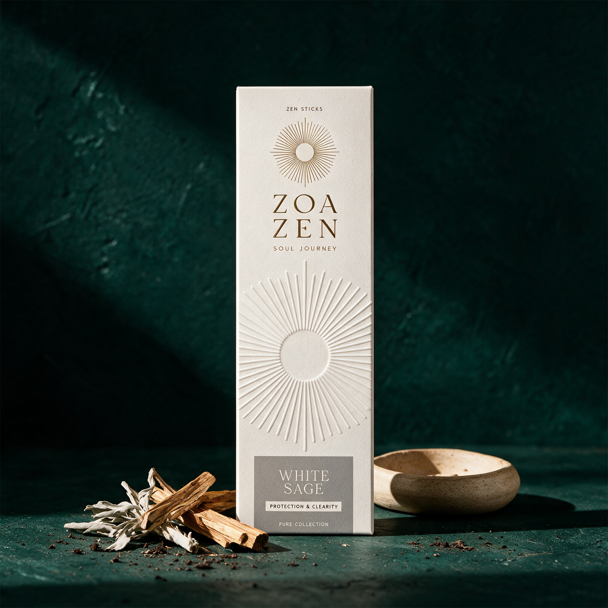 White Sage Zen Sticks | Weißer Salbei & Palo Santo Räucherstäbchen – Produktansicht vor tiefem Smaragdgrün