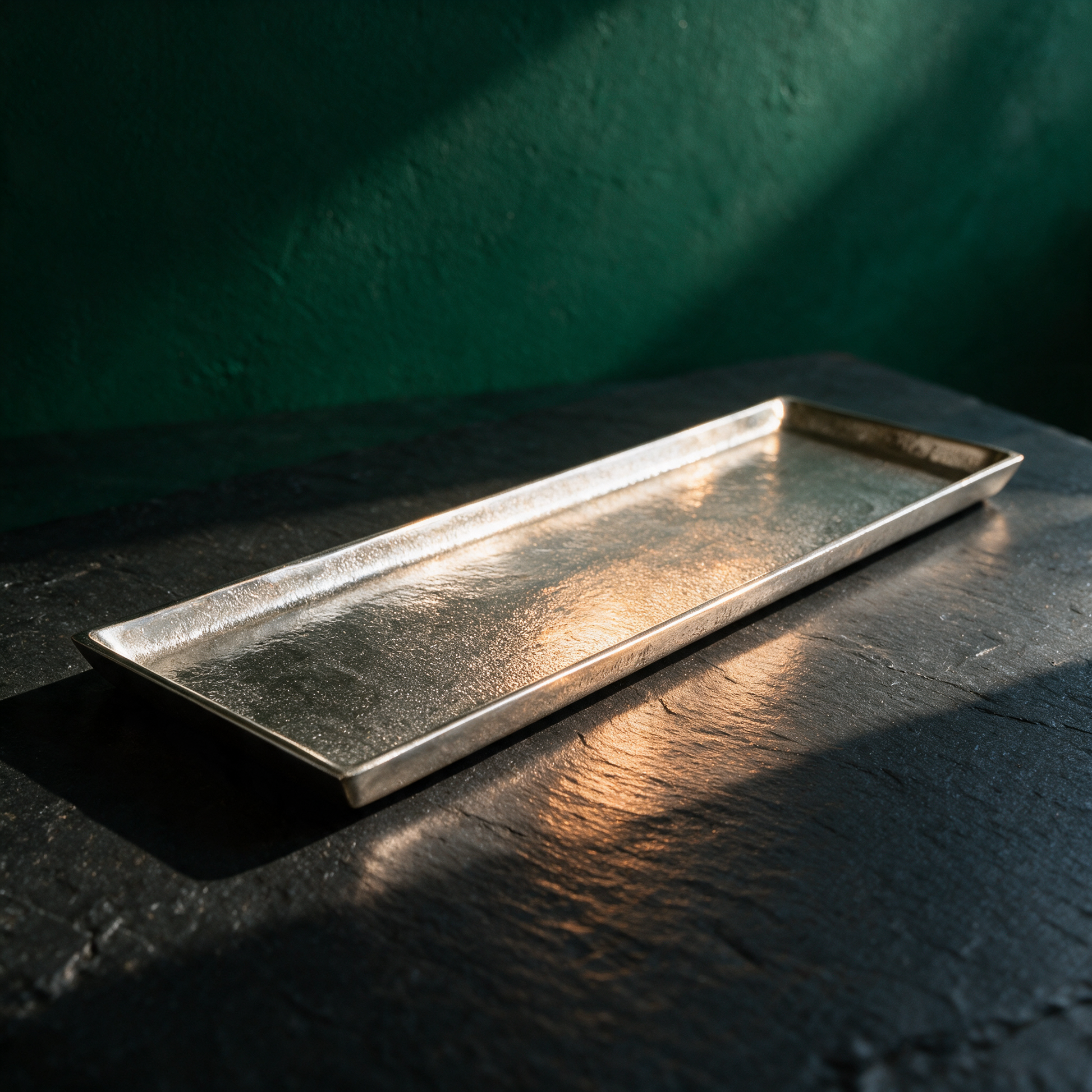 Dekotablett Metall 44 x 13 cm Silber | Kerzentablett mit Filzgleitern – Material- und Detailansicht in der smaragdgrünen Temple-of-Desire-Bildwelt