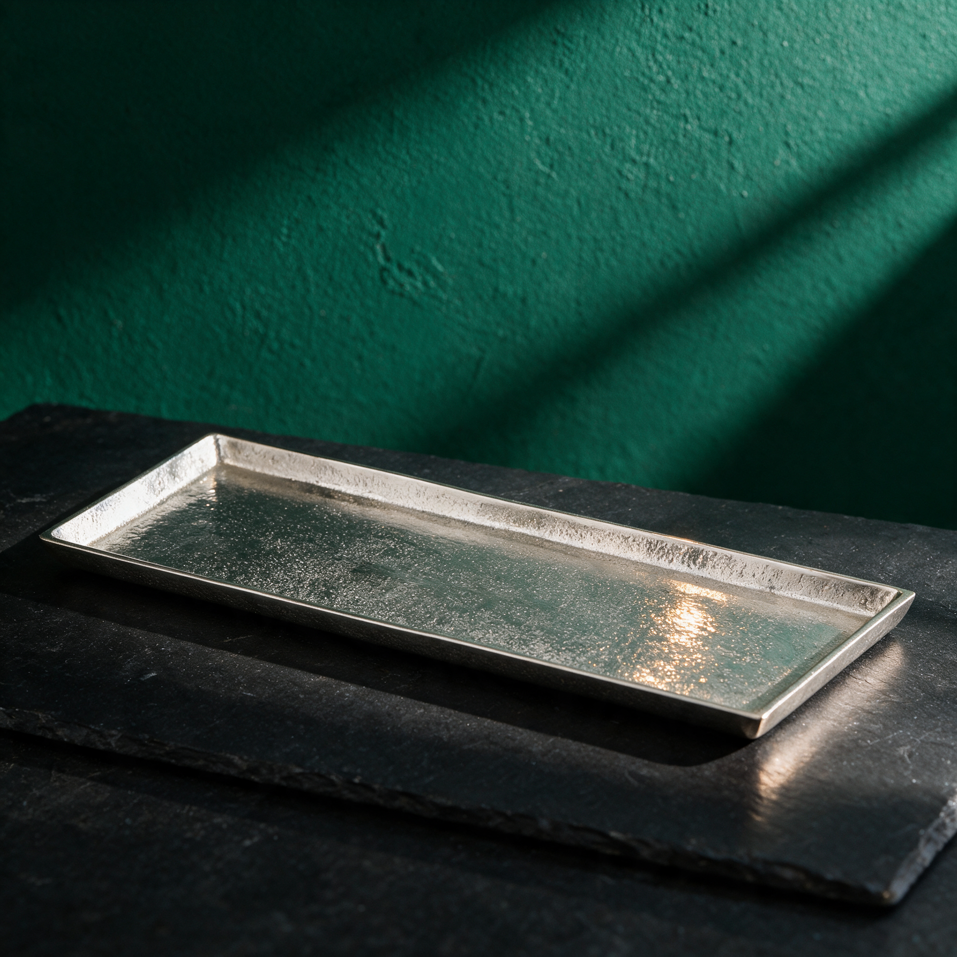 Dekotablett Metall 44 x 13 cm Silber | Kerzentablett mit Filzgleitern – reine Produktansicht in der smaragdgrünen Temple-of-Desire-Bildwelt