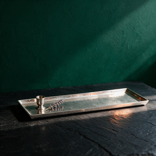 Dekotablett Metall 44 x 13 cm Silber | Kerzentablett mit Filzgleitern – stimmungsvolle Kontextansicht in der smaragdgrünen Temple-of-Desire-Bildwelt