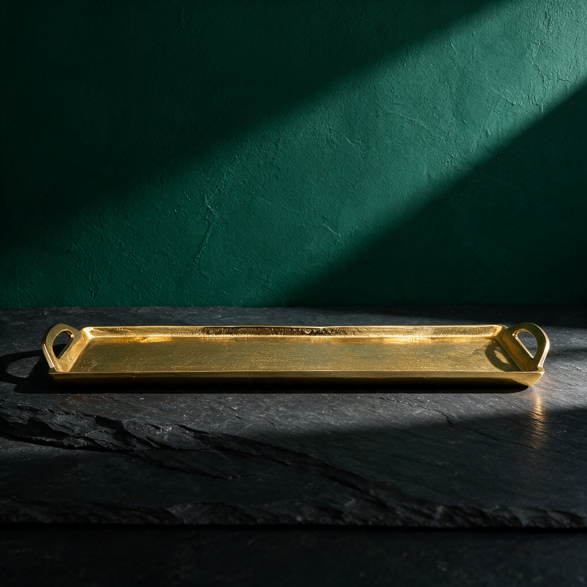 Dekotablett Gold XXL 60 cm | Kerzentablett aus Aluminium mit Griffen – reine Produktansicht in der smaragdgrünen Temple-of-Desire-Bildwelt