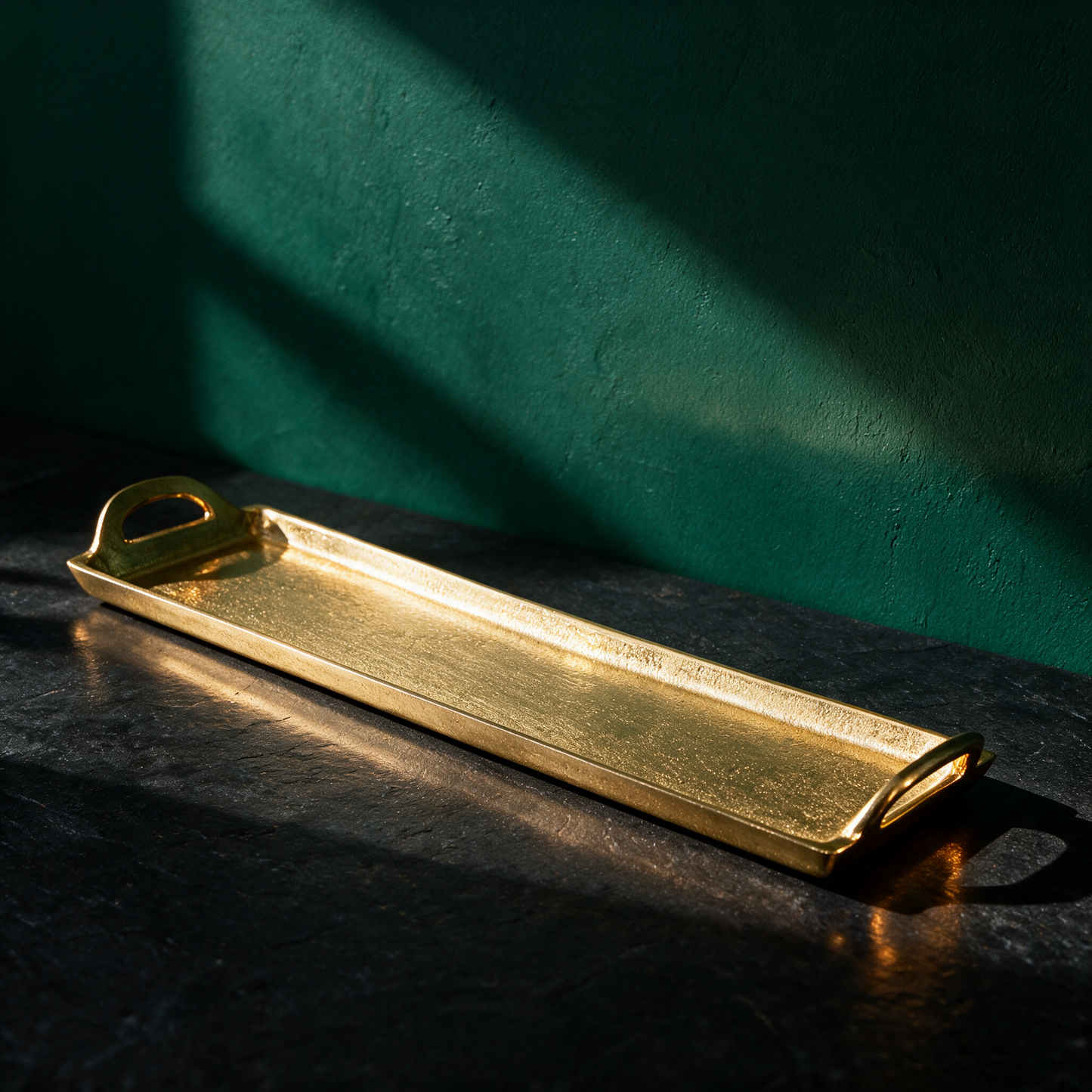 Dekotablett Gold XXL 60 cm | Kerzentablett aus Aluminium mit Griffen – Material- und Detailansicht in der smaragdgrünen Temple-of-Desire-Bildwelt