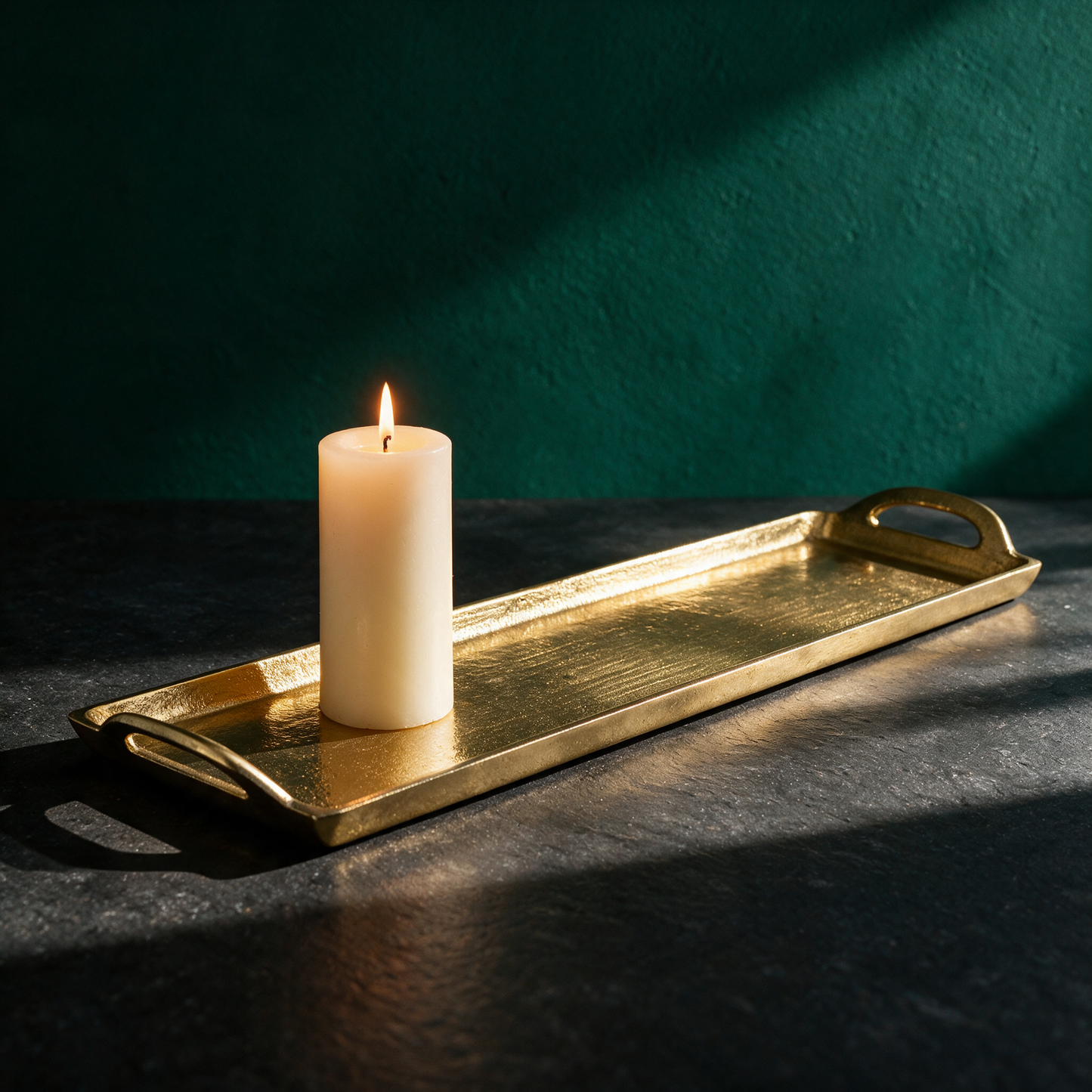 Dekotablett Gold XXL 60 cm | Kerzentablett aus Aluminium mit Griffen – Anwendungsansicht in der smaragdgrünen Temple-of-Desire-Bildwelt
