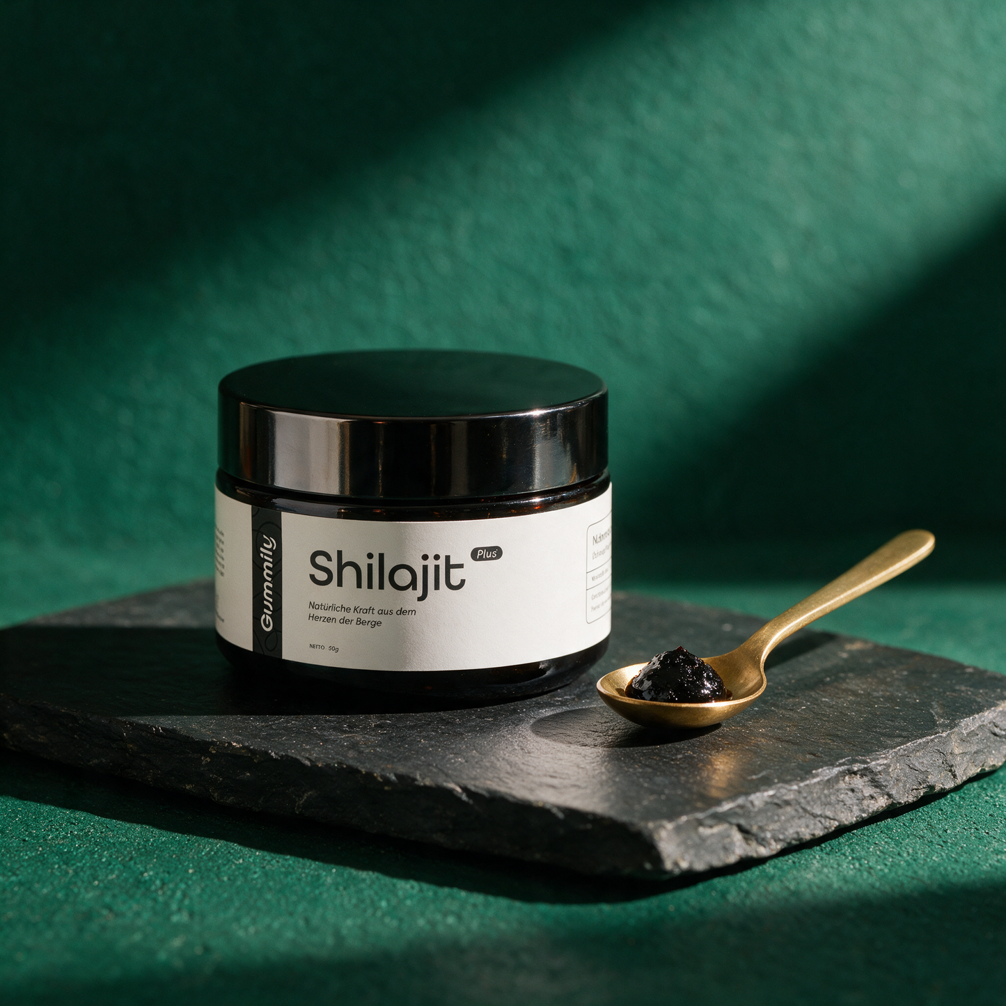 Himalaya Shilajit Paste | 1000 mg gereinigtes Harz pro Portion – Anwendungsansicht in der smaragdgrünen Temple-of-Desire-Bildwelt