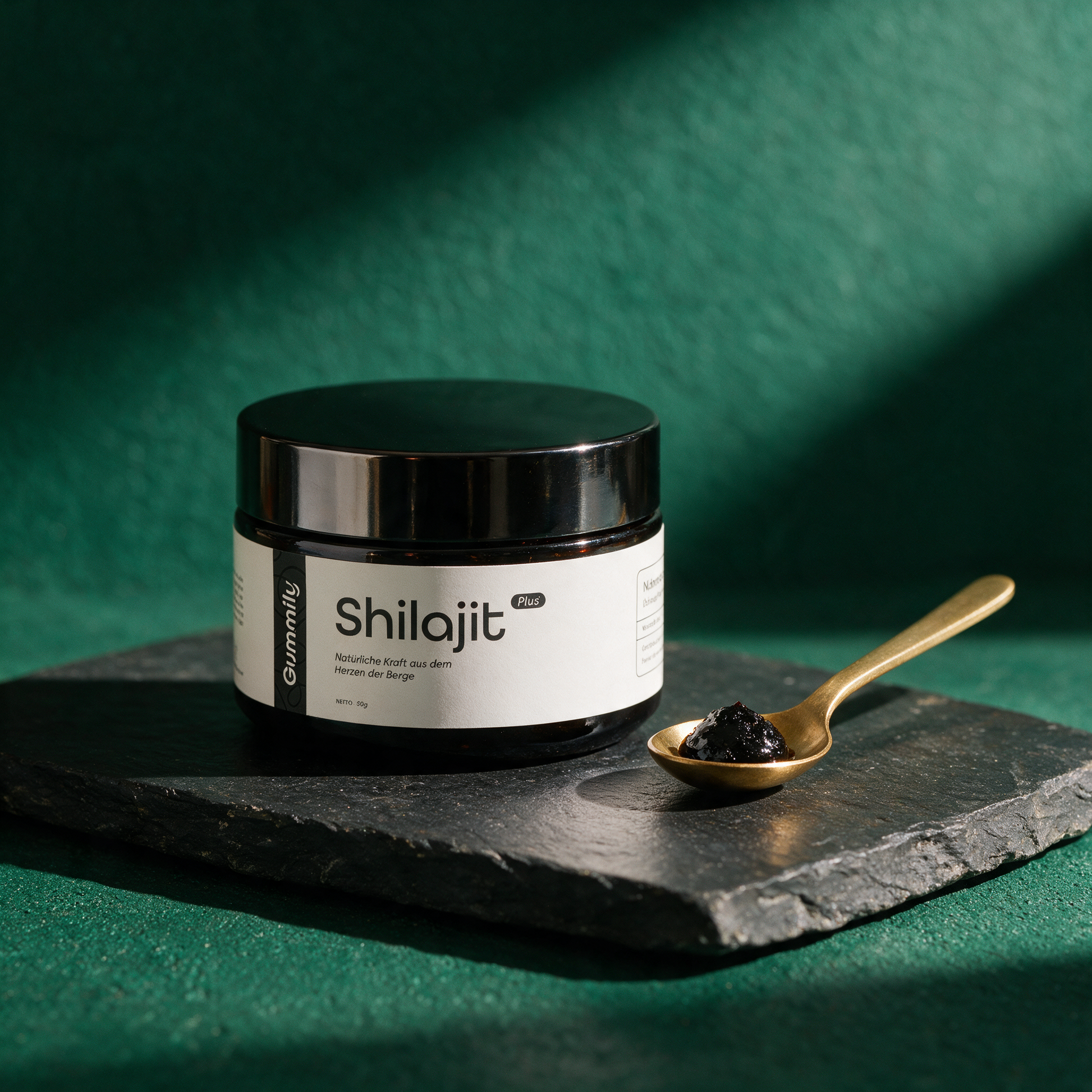 Himalaya Shilajit Paste | 1000 mg gereinigtes Harz pro Portion – Anwendungsansicht in der smaragdgrünen Temple-of-Desire-Bildwelt