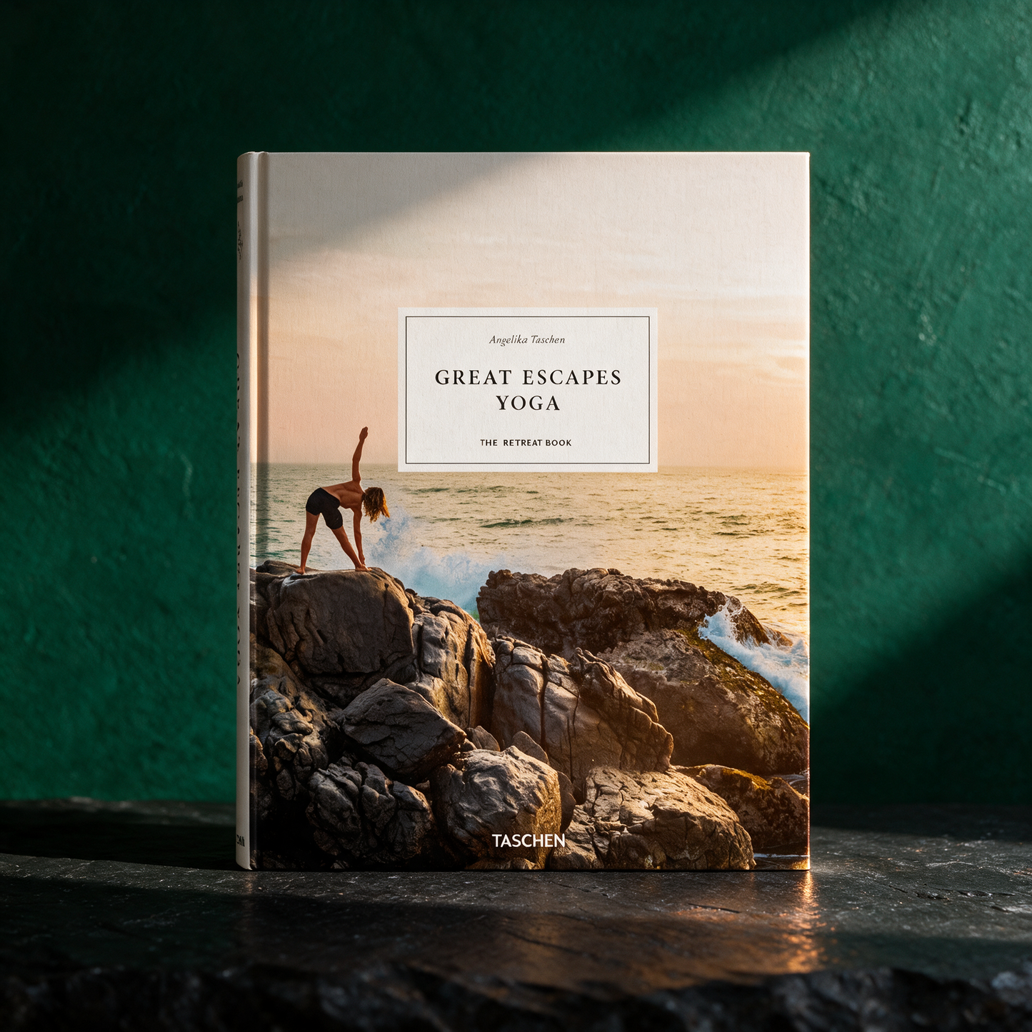 Great Escapes Yoga | Der Retreat-Bildband für Yogareisen – reine Produktansicht in der smaragdgrünen Temple-of-Desire-Bildwelt