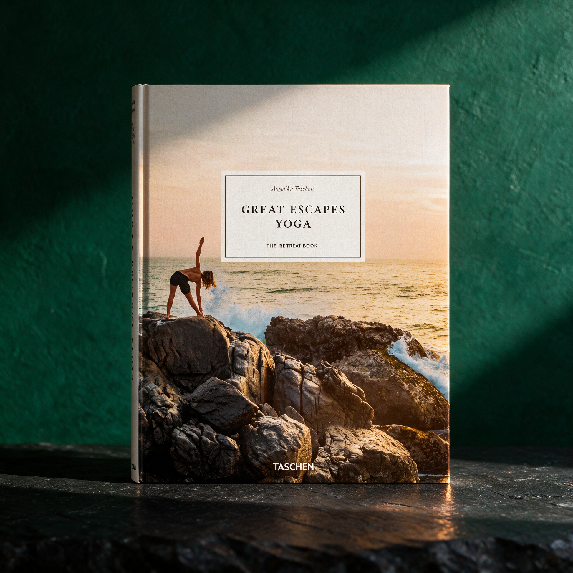Great Escapes Yoga | Der Retreat-Bildband für Yogareisen – reine Produktansicht in der smaragdgrünen Temple-of-Desire-Bildwelt