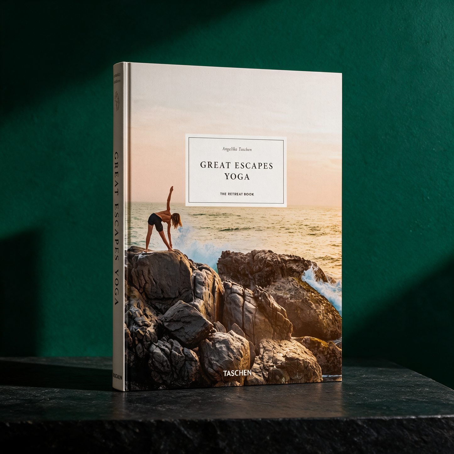 Great Escapes Yoga | Der Retreat-Bildband für Yogareisen – stimmungsvolle Kontextansicht in der smaragdgrünen Temple-of-Desire-Bildwelt