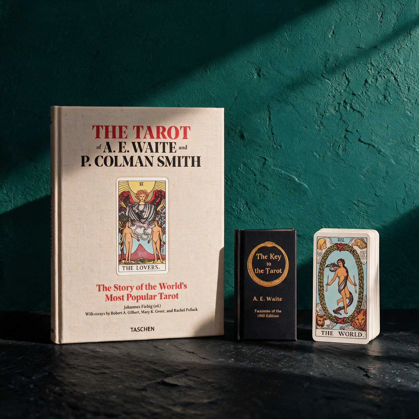 The Tarot of A. E. Waite & P. Colman Smith | Faksimile-Set mit Kartendeck (Englisch) – Anwendungsansicht in der smaragdgrünen Temple-of-Desire-Bildwelt