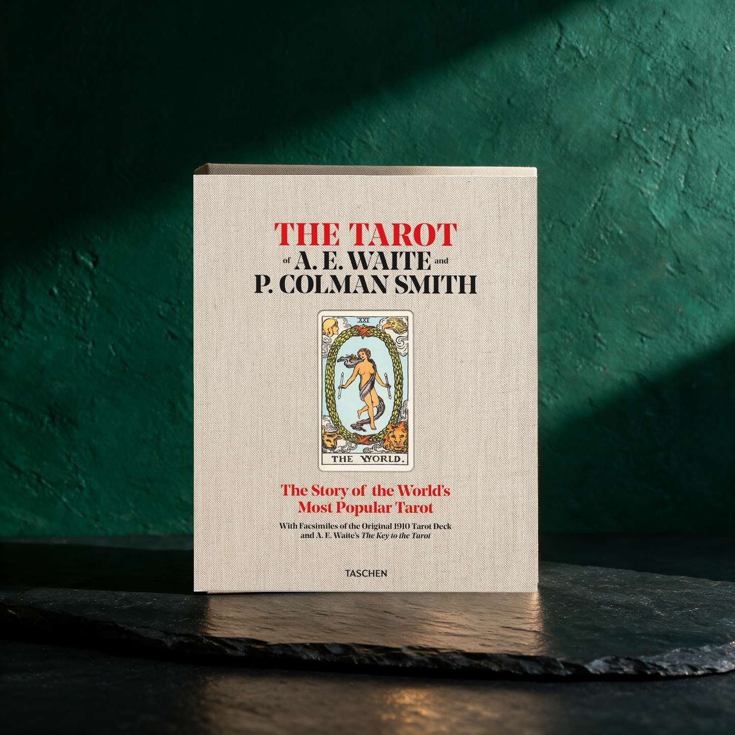 The Tarot of A. E. Waite & P. Colman Smith | Faksimile-Set mit Kartendeck (Englisch) – stimmungsvolle Kontextansicht in der smaragdgrünen Temple-of-Desire-Bildwelt