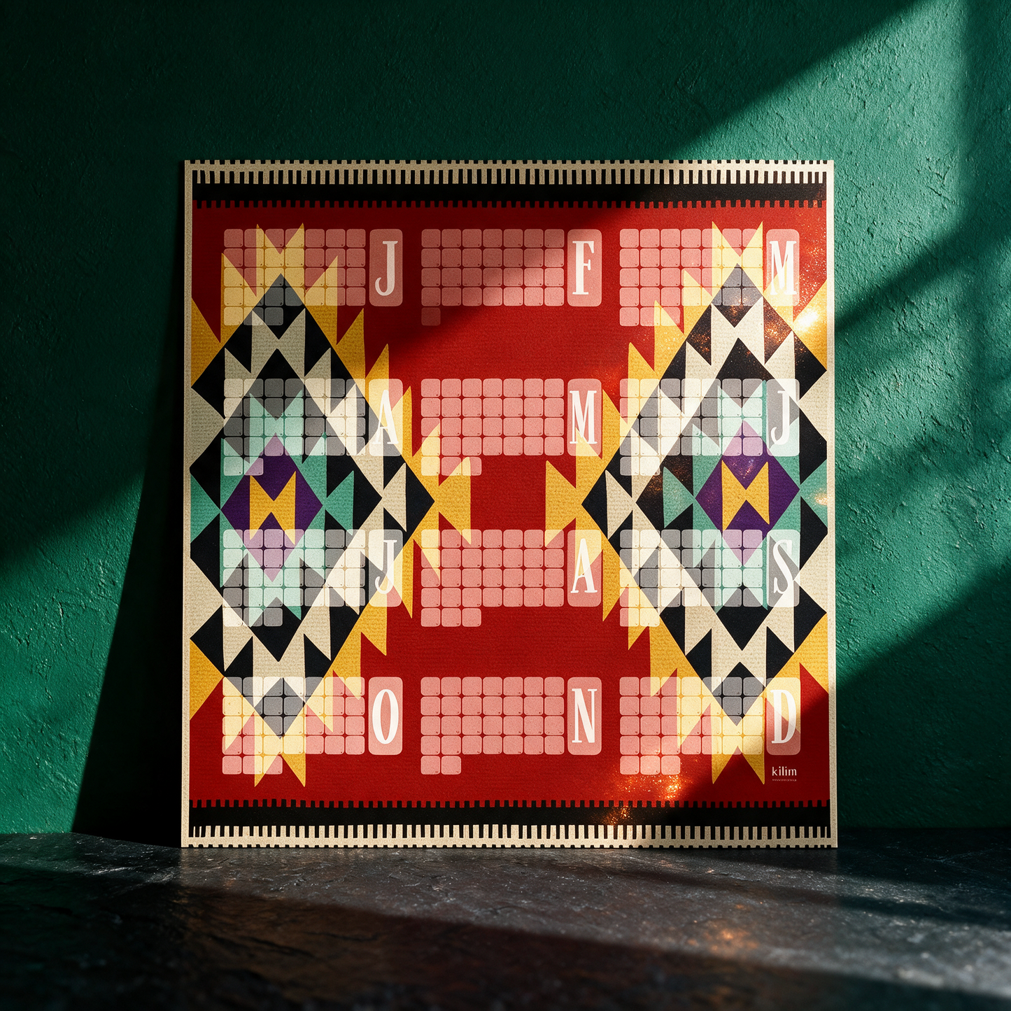 Wandkalender Kilim Peacock rostbraun | Special-Edition-Jahresplaner – reine Produktansicht in der smaragdgrünen Temple-of-Desire-Bildwelt