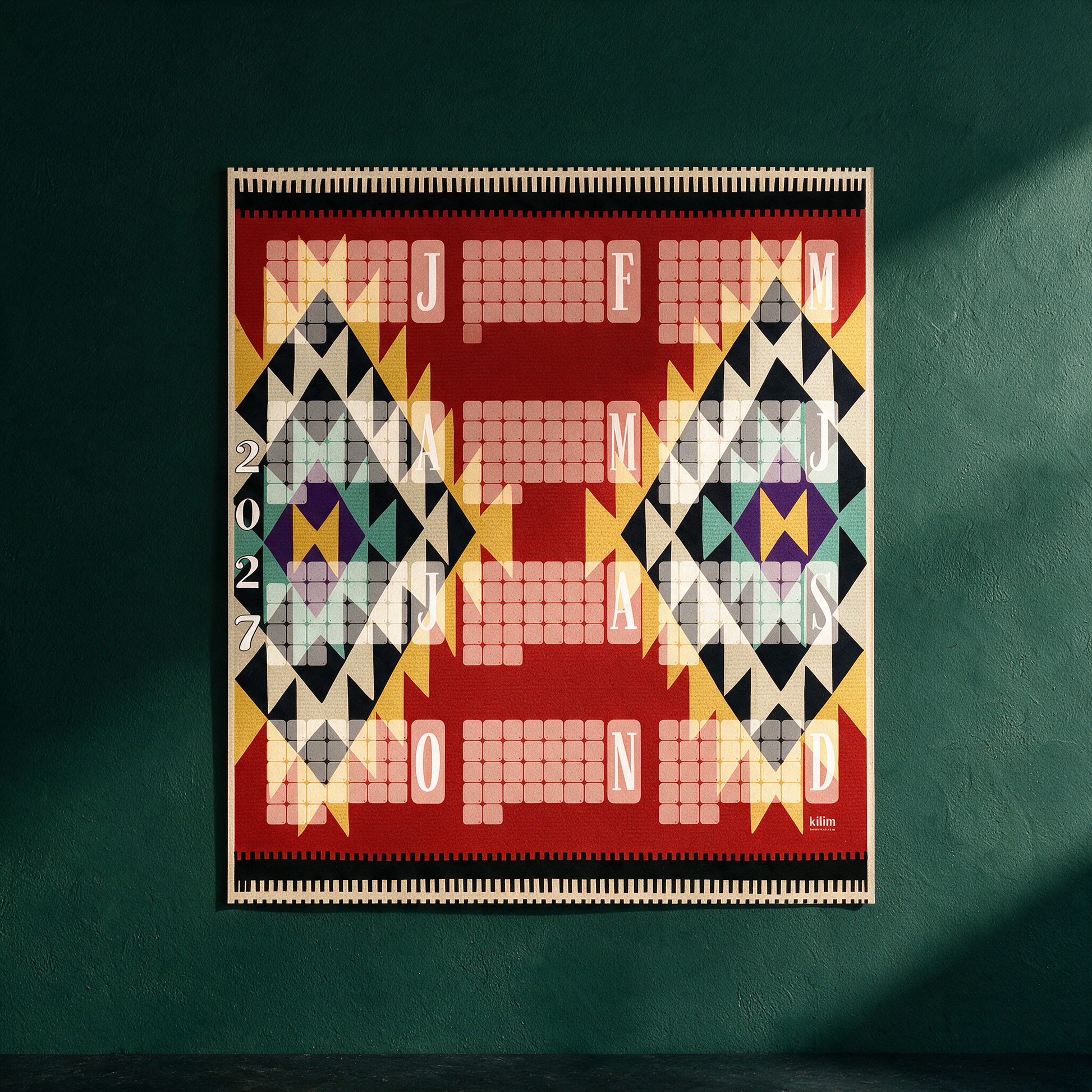 Wandkalender Kilim Peacock rostbraun | Special-Edition-Jahresplaner – stimmungsvolle Kontextansicht in der smaragdgrünen Temple-of-Desire-Bildwelt