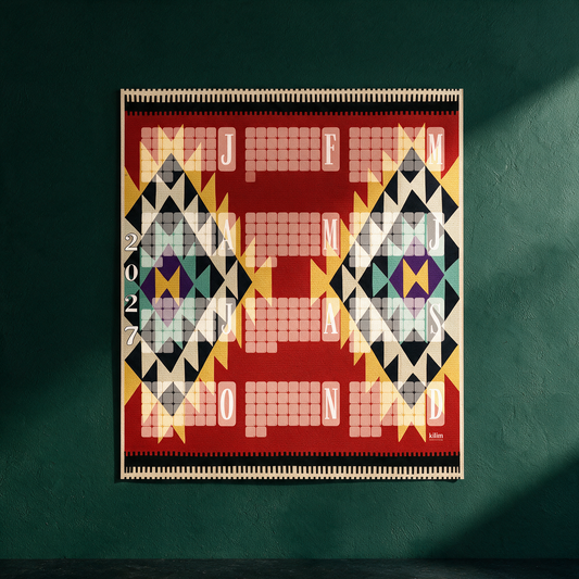 Wandkalender Kilim Peacock rostbraun | Special-Edition-Jahresplaner – stimmungsvolle Kontextansicht in der smaragdgrünen Temple-of-Desire-Bildwelt