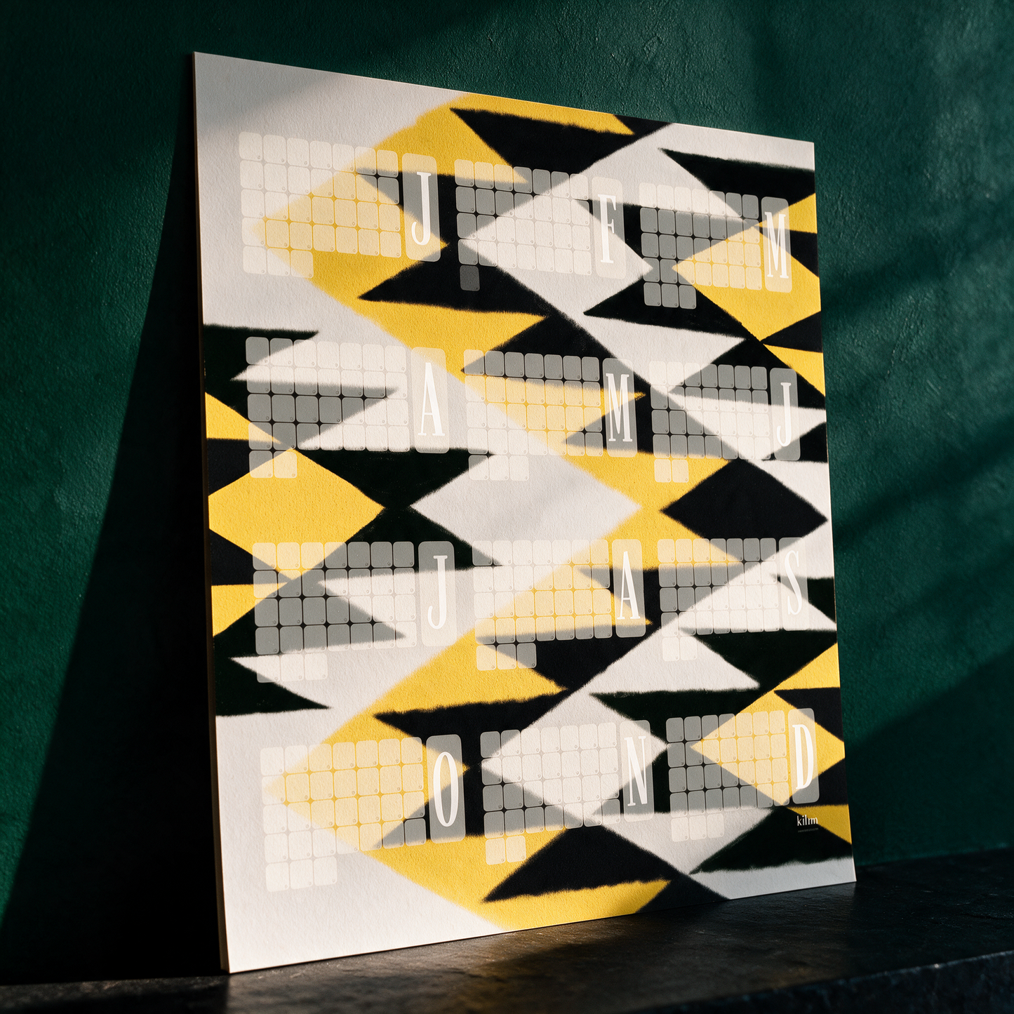 Wandkalender Kilim Tiger gelb | Jahresplaner mit ZickZack-Muster – Material- und Detailansicht in der smaragdgrünen Temple-of-Desire-Bildwelt