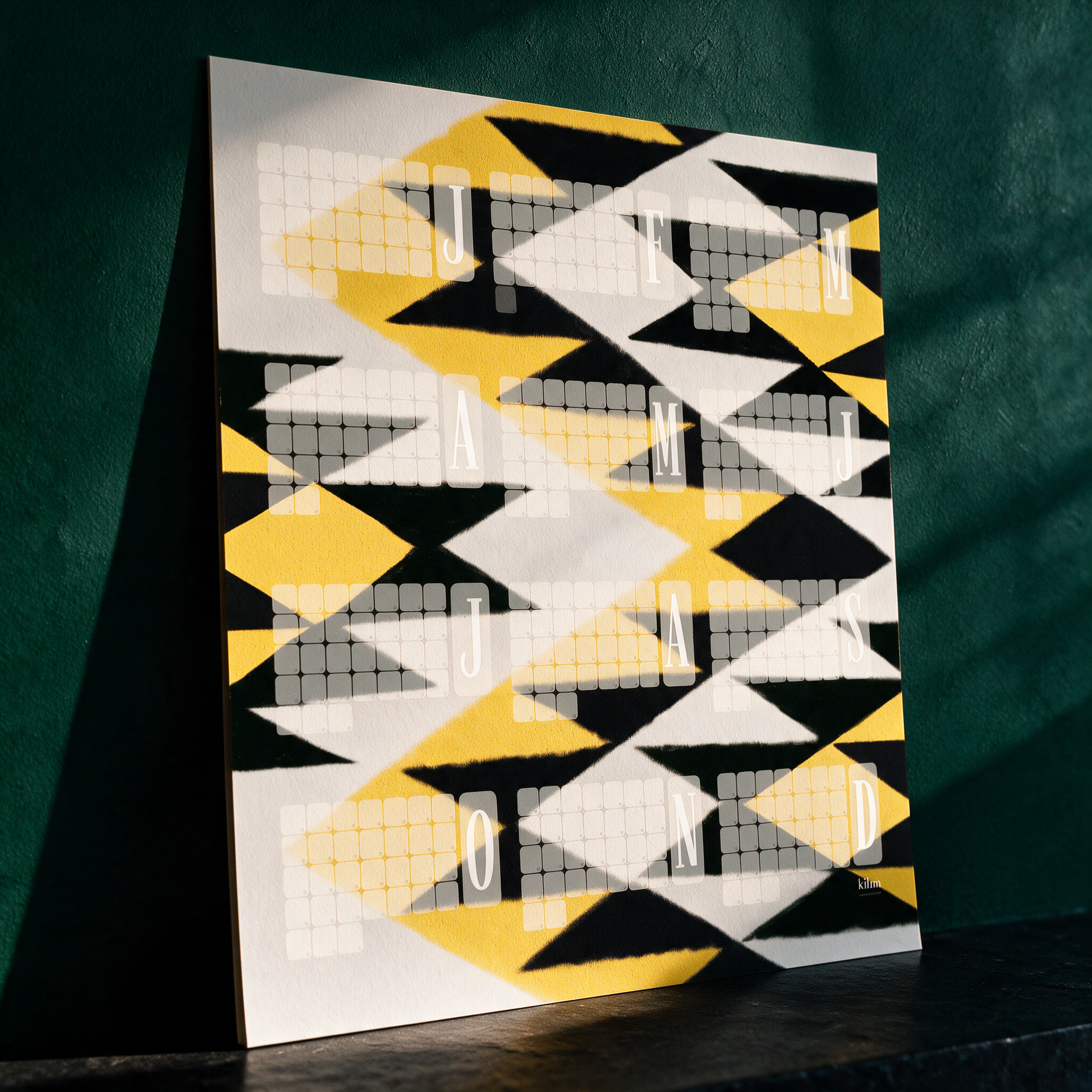 Wandkalender Kilim Tiger gelb | Jahresplaner mit ZickZack-Muster – Material- und Detailansicht in der smaragdgrünen Temple-of-Desire-Bildwelt