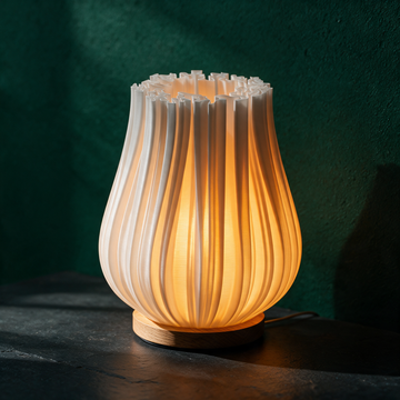 Cora Tischlampe | 3D-Druck & Eichenholz für warmes Lichtspiel