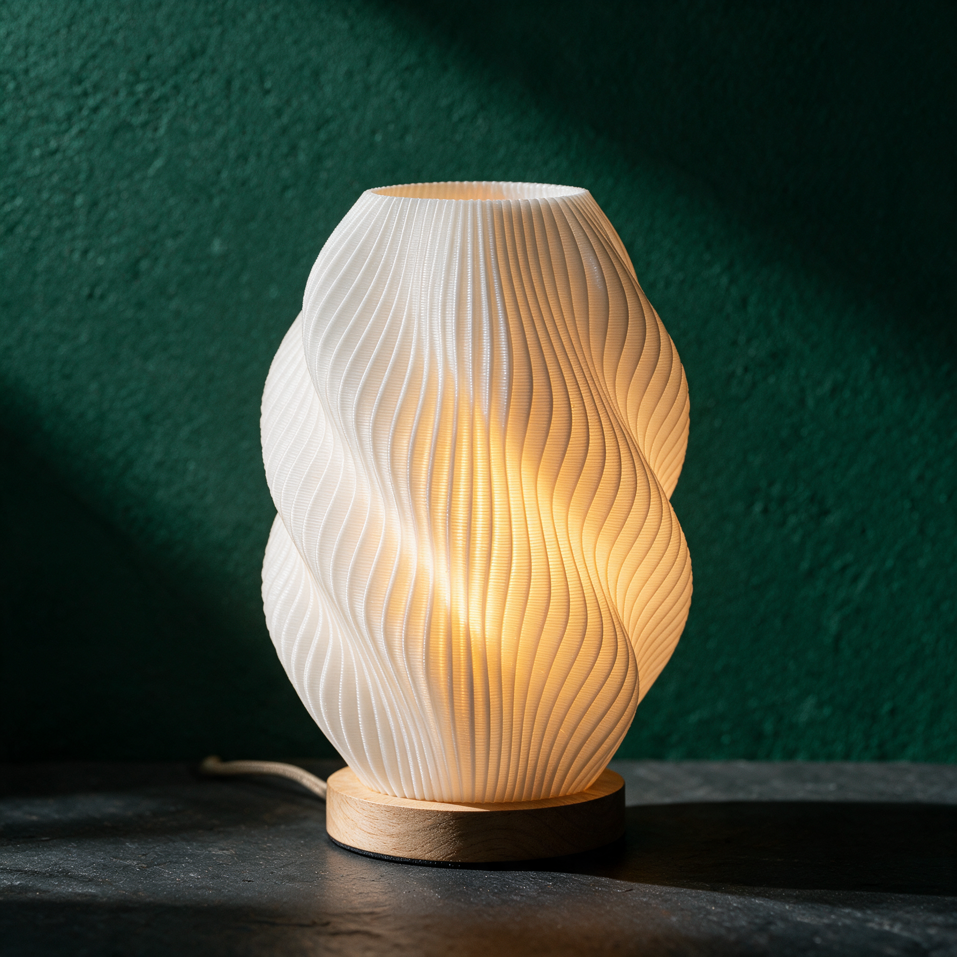 Twuro Tischlampe | Wellen-Lichtkörper für warme Atmosphäre – reine Produktansicht in der smaragdgrünen Temple-of-Desire-Bildwelt