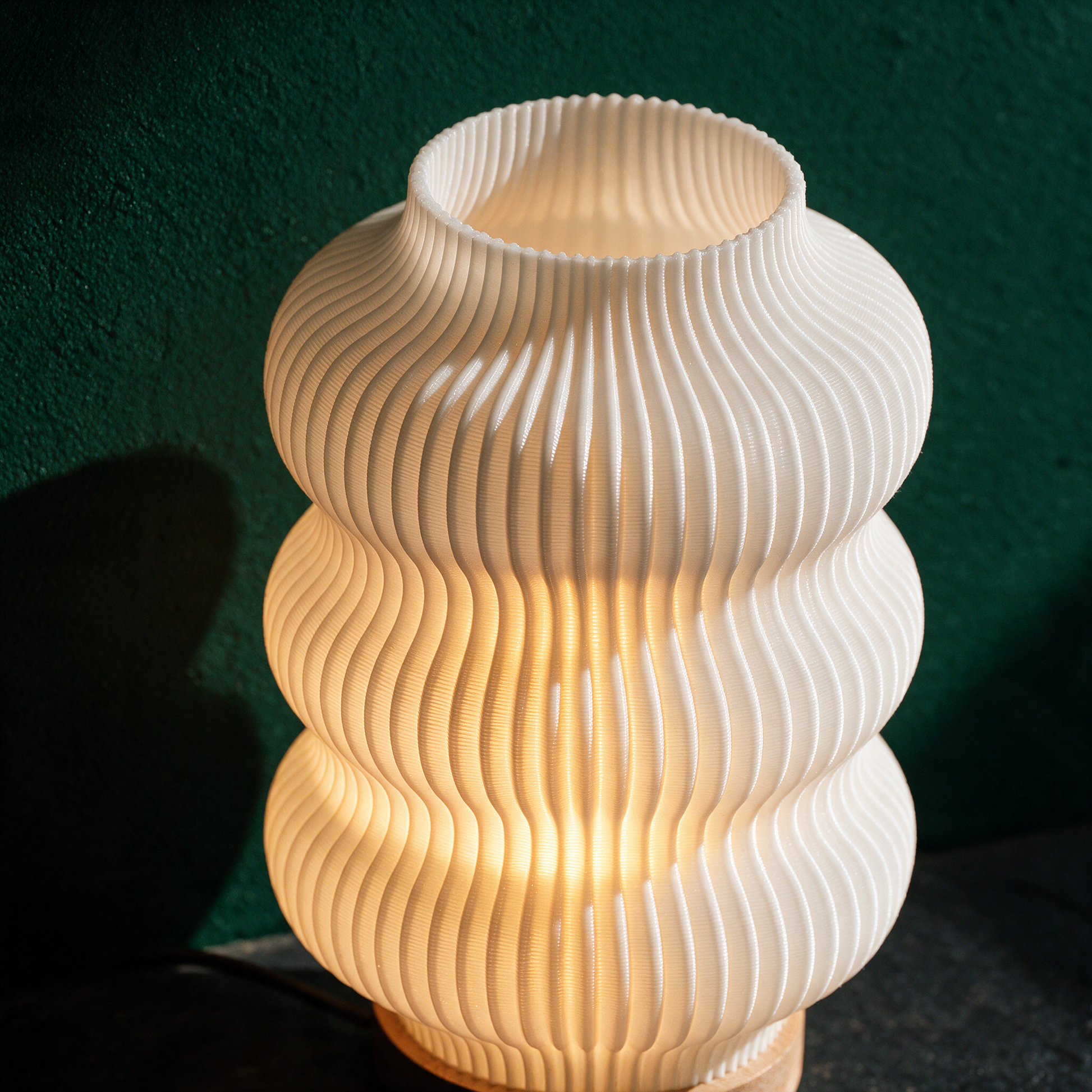 Luma Tischlampe | Runde Formen für harmonisches Licht & Ruhe – Material- und Detailansicht in der smaragdgrünen Temple-of-Desire-Bildwelt