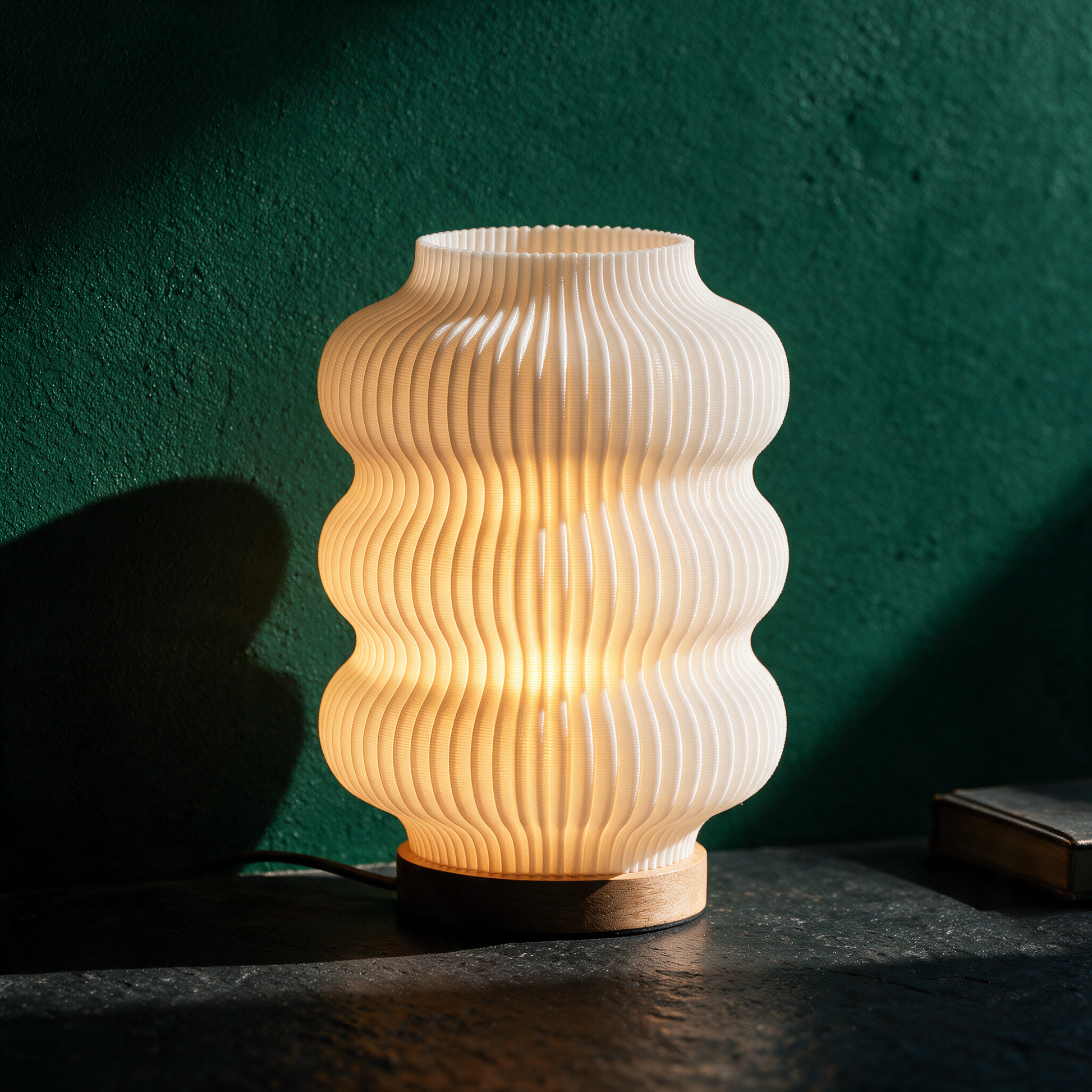 Luma Tischlampe | Runde Formen für harmonisches Licht & Ruhe – Anwendungsansicht in der smaragdgrünen Temple-of-Desire-Bildwelt