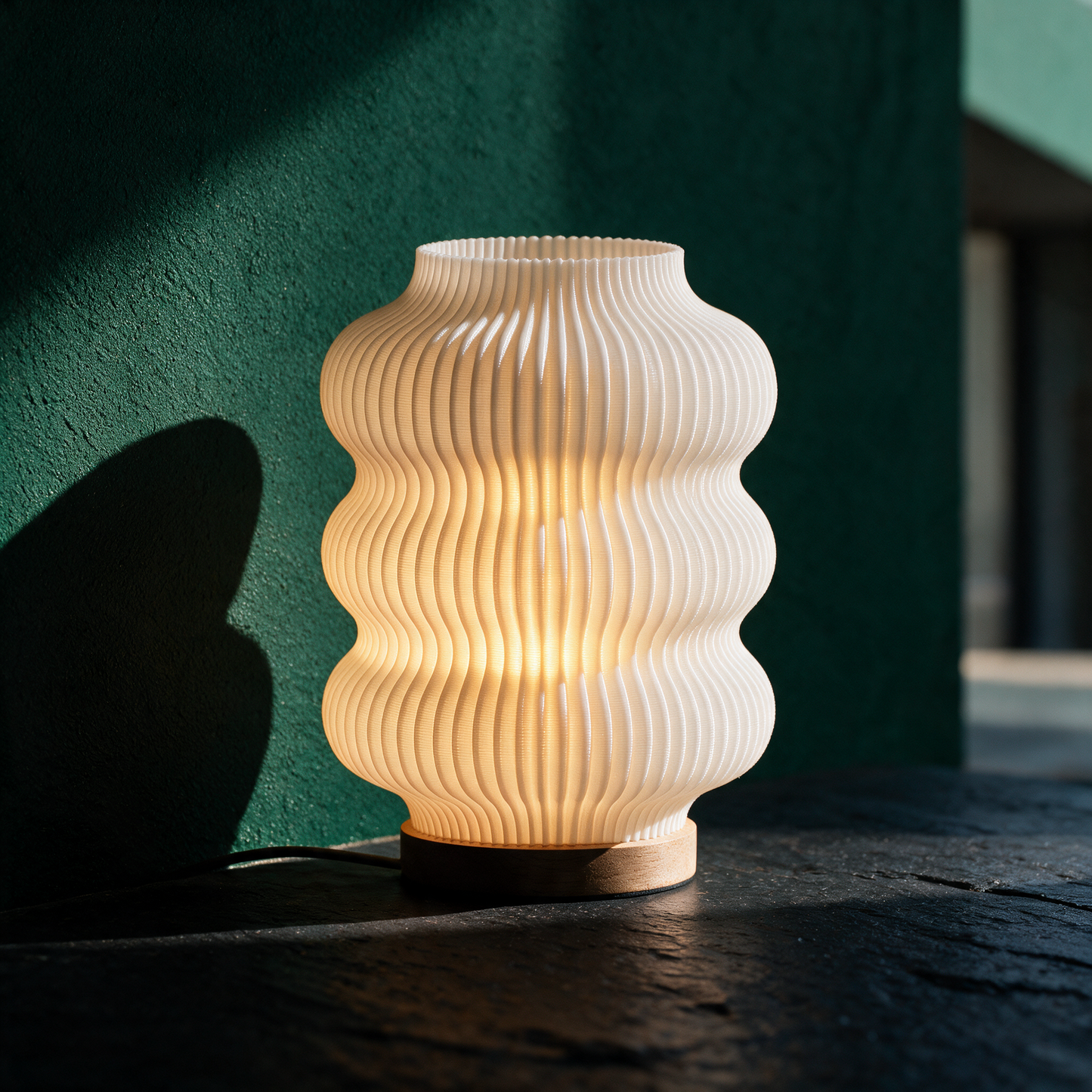Luma Tischlampe | Runde Formen für harmonisches Licht & Ruhe – stimmungsvolle Kontextansicht in der smaragdgrünen Temple-of-Desire-Bildwelt