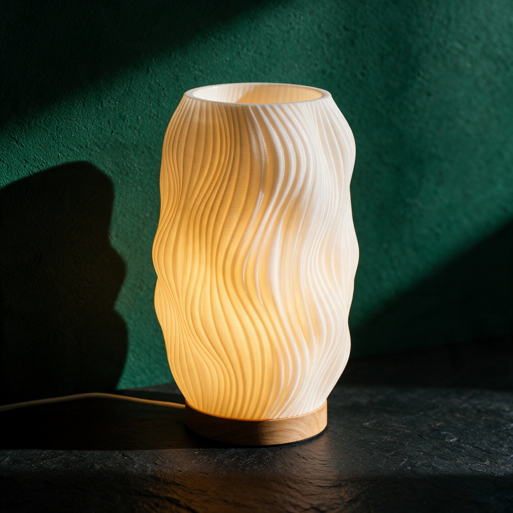 Flow Tischlampe | Wellen-Lichtkörper für gemütliches Ambiente – reine Produktansicht in der smaragdgrünen Temple-of-Desire-Bildwelt