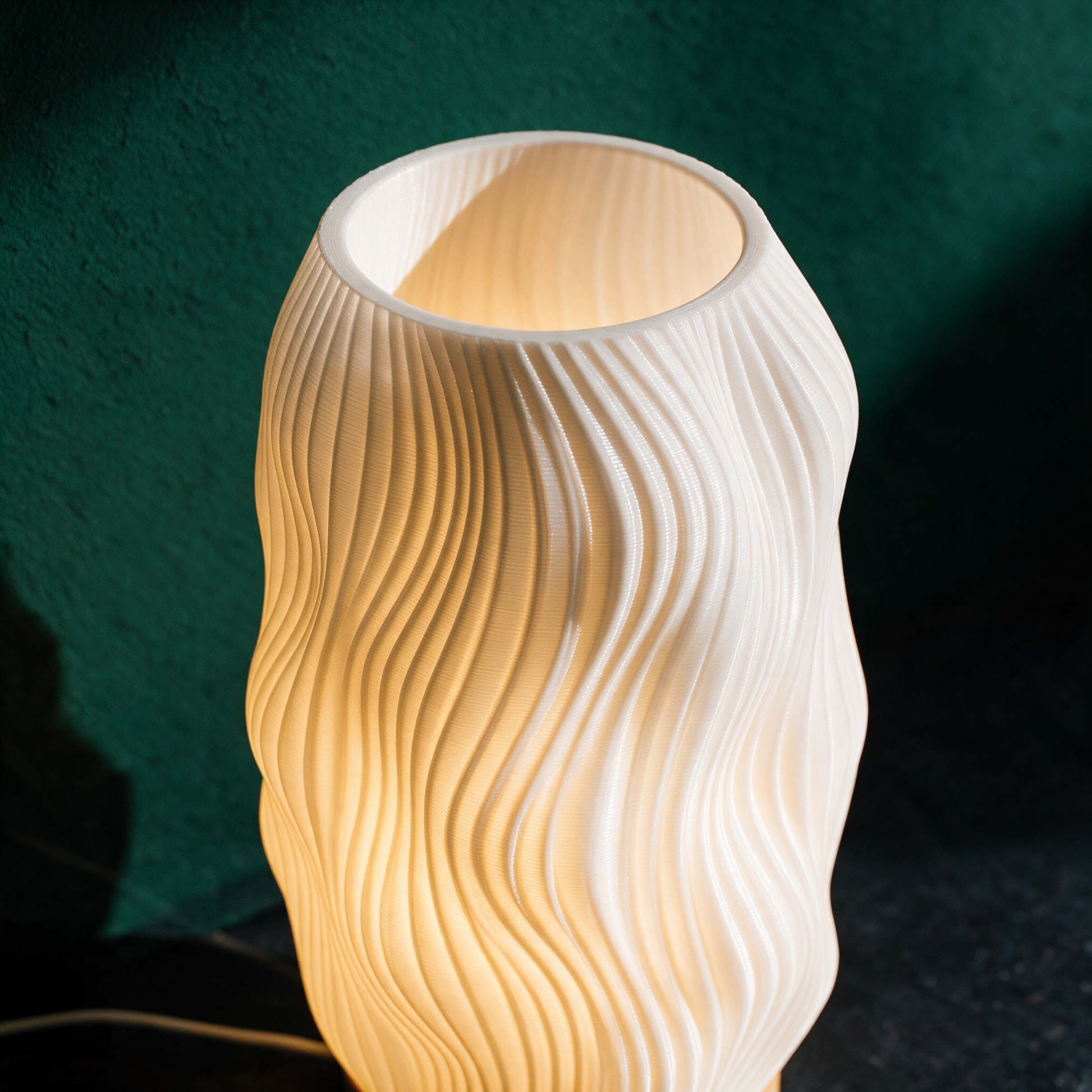 Flow Tischlampe | Wellen-Lichtkörper für gemütliches Ambiente – Material- und Detailansicht in der smaragdgrünen Temple-of-Desire-Bildwelt