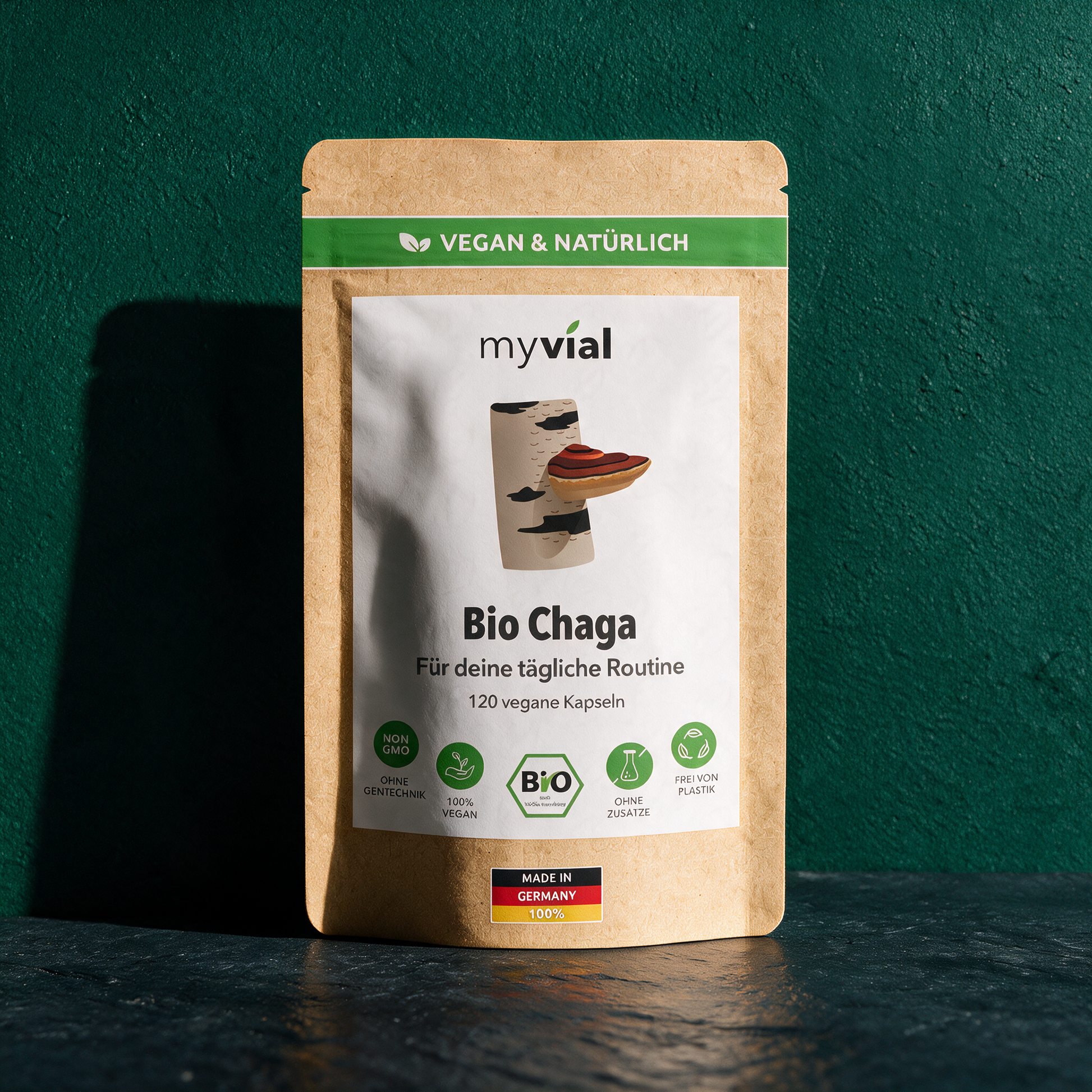 Bio Chaga Kapseln | Vitalpilz der Birke für deine tägliche Basis – Material- und Detailansicht in der smaragdgrünen Temple-of-Desire-Bildwelt