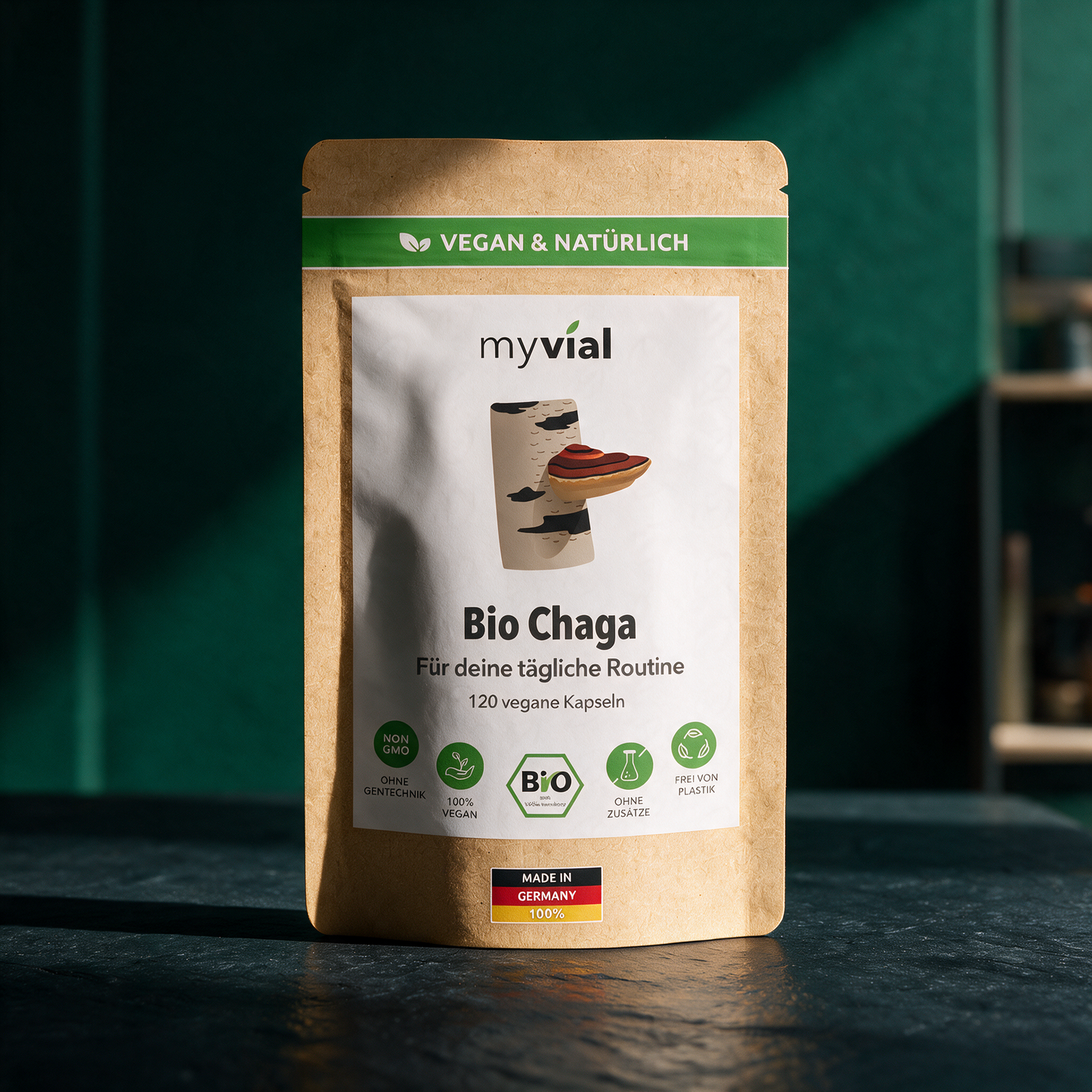 Bio Chaga Kapseln | Vitalpilz der Birke für deine tägliche Basis – stimmungsvolle Kontextansicht in der smaragdgrünen Temple-of-Desire-Bildwelt