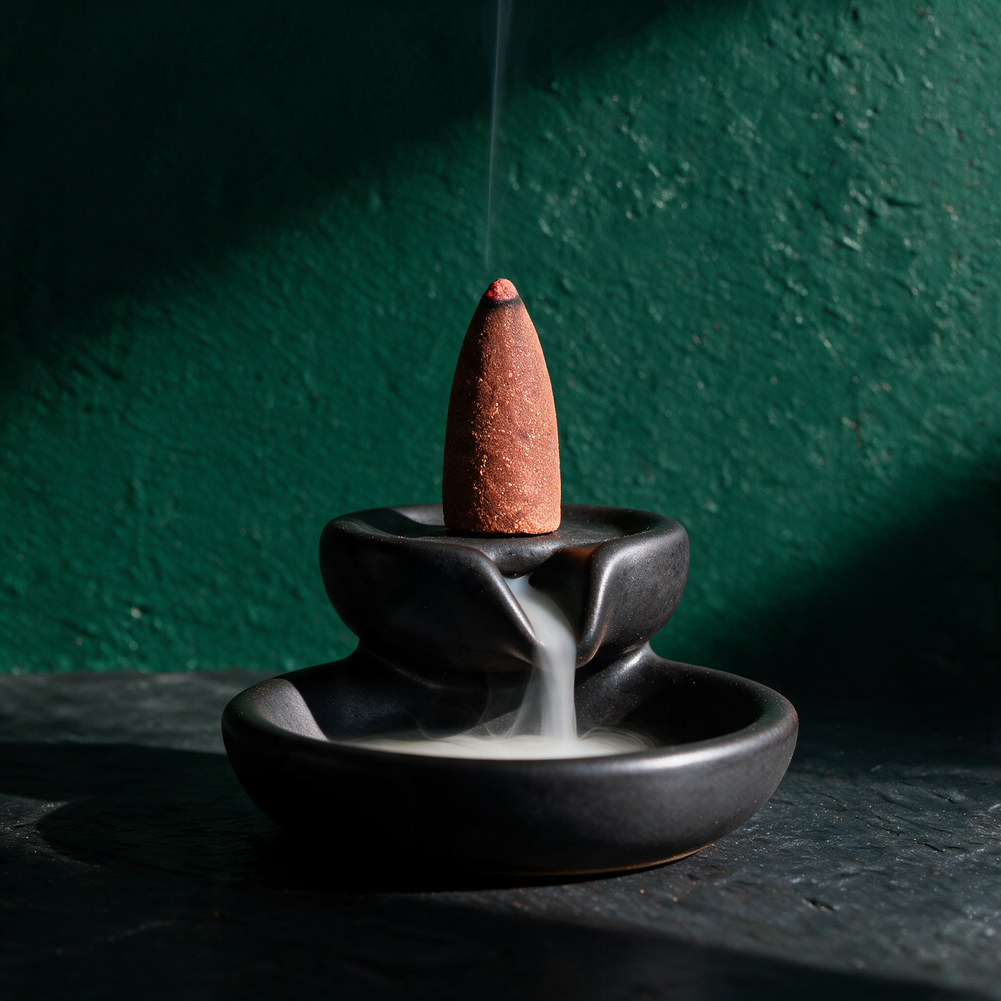 Rückfluss Räucherkegel | Wasserfall-Effekt für Meditation – Anwendungsansicht in der smaragdgrünen Temple-of-Desire-Bildwelt