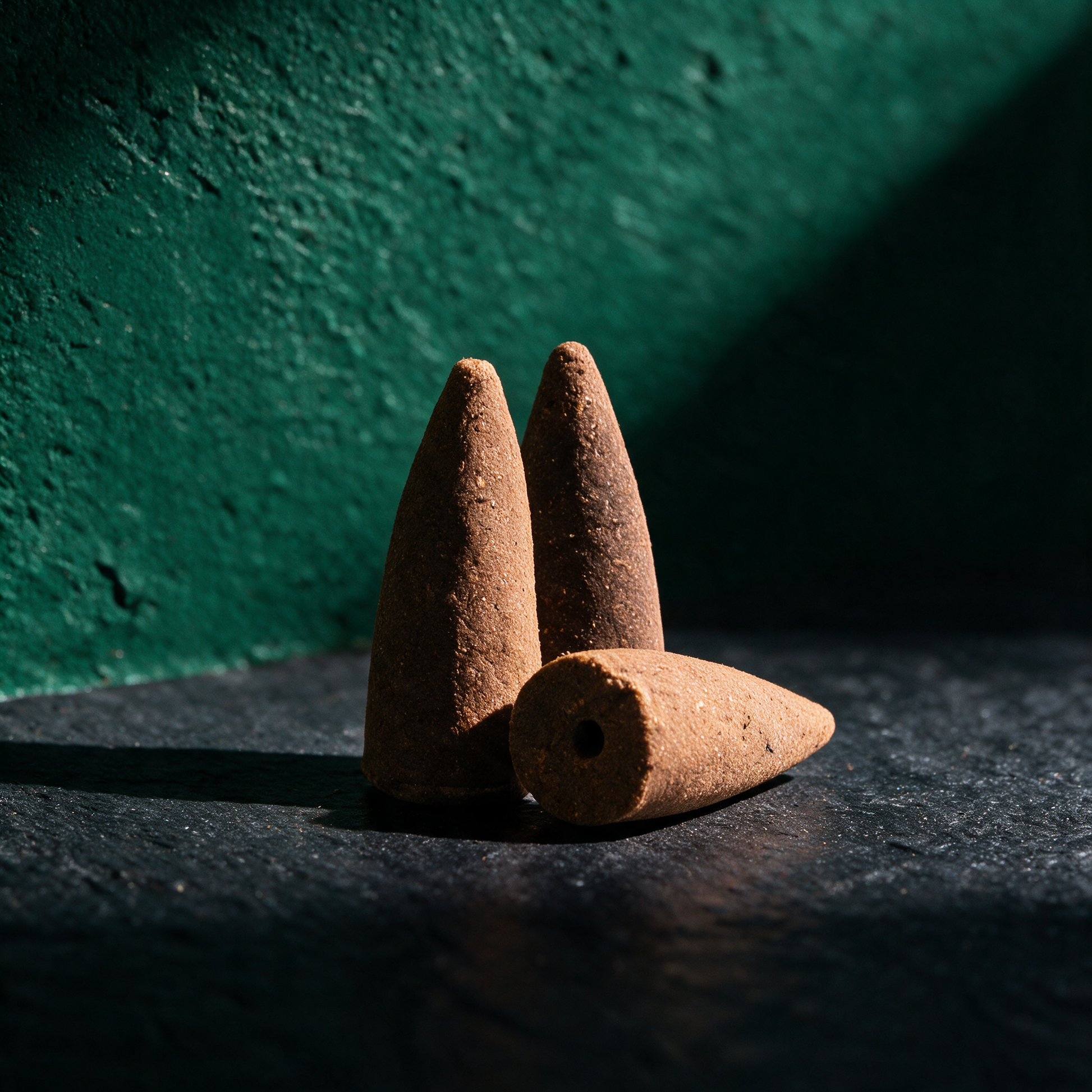 Ayurvedische Rückfluss-Räucherkegel | Wasserfall-Effekt für Ruhe – Material- und Detailansicht in der smaragdgrünen Temple-of-Desire-Bildwelt