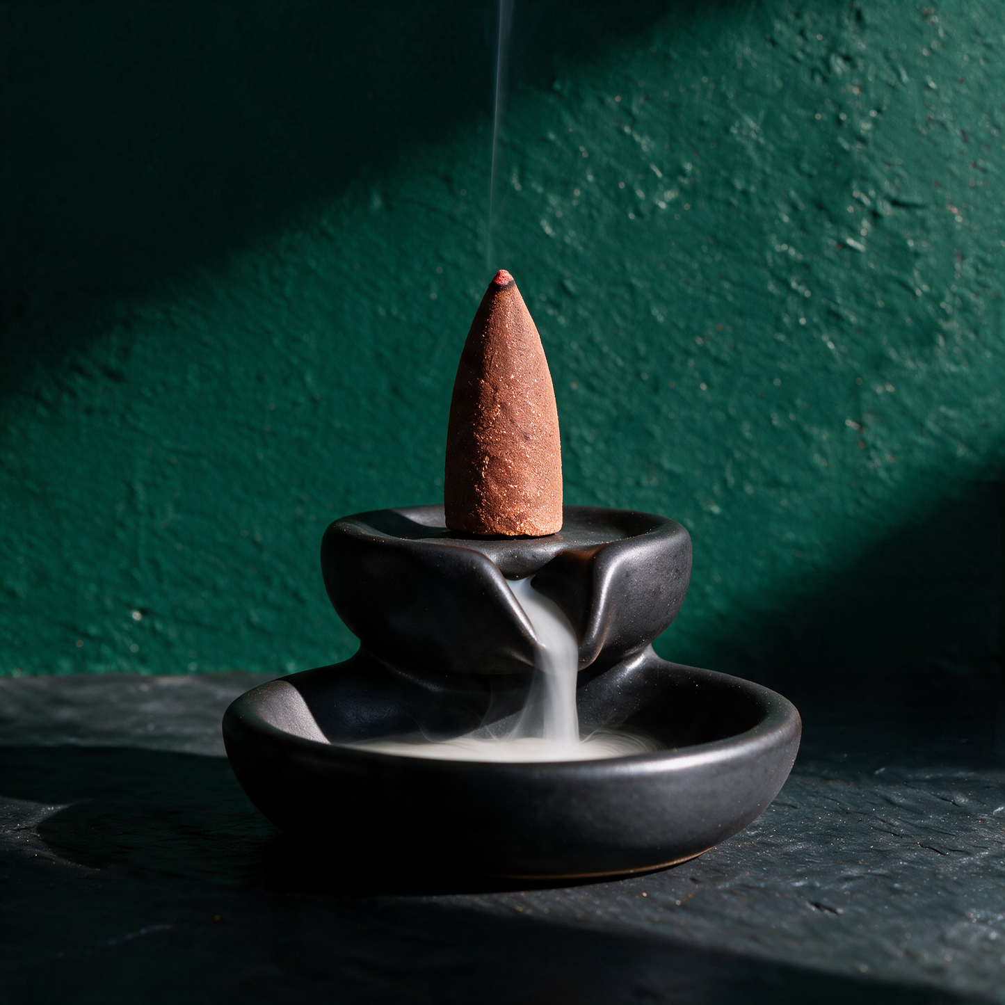 Ayurvedische Rückfluss-Räucherkegel | Wasserfall-Effekt für Ruhe – Anwendungsansicht in der smaragdgrünen Temple-of-Desire-Bildwelt