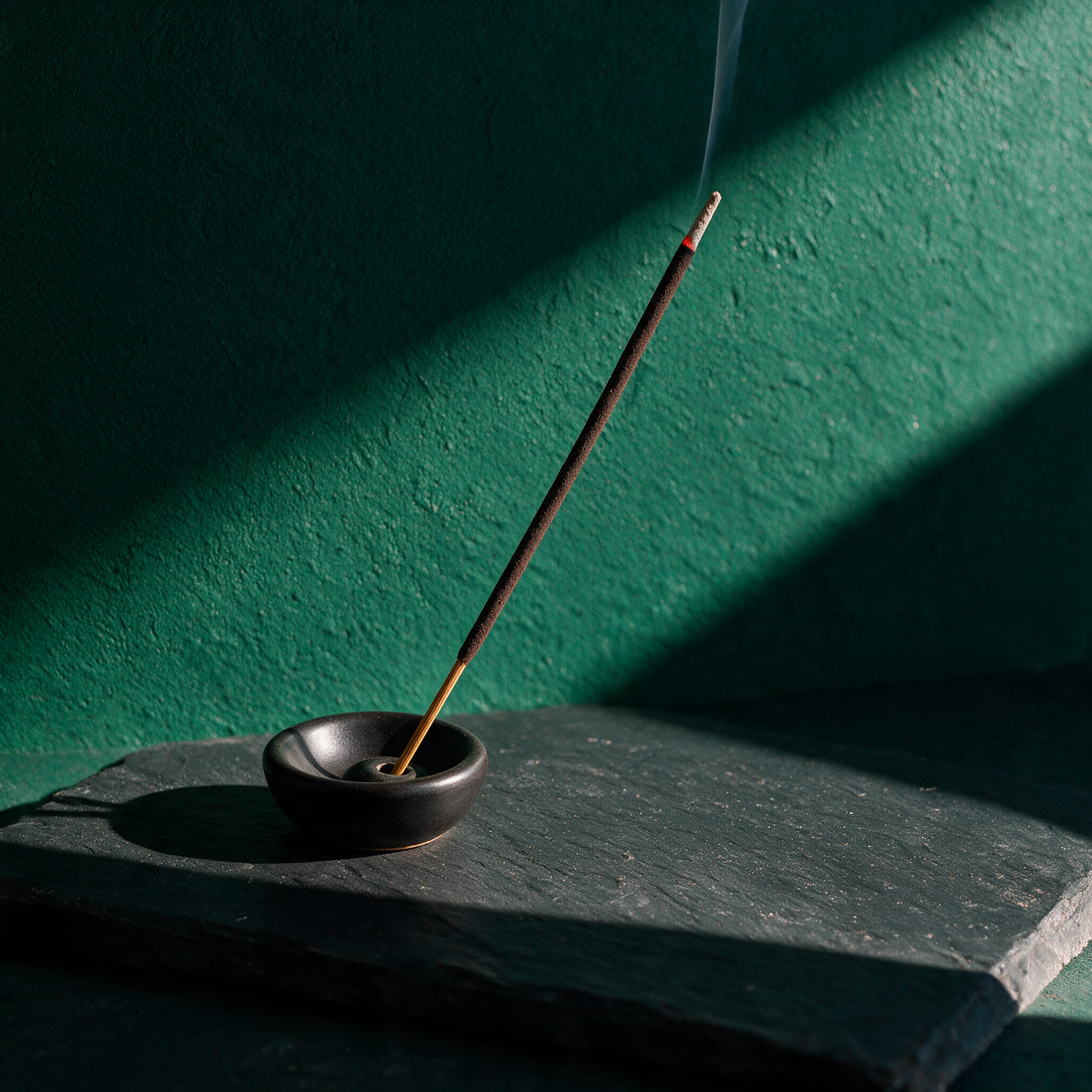 Räucherstäbchen Satya | Natürlicher Duft für Meditation & Ruhe – Anwendungsansicht in der smaragdgrünen Temple-of-Desire-Bildwelt