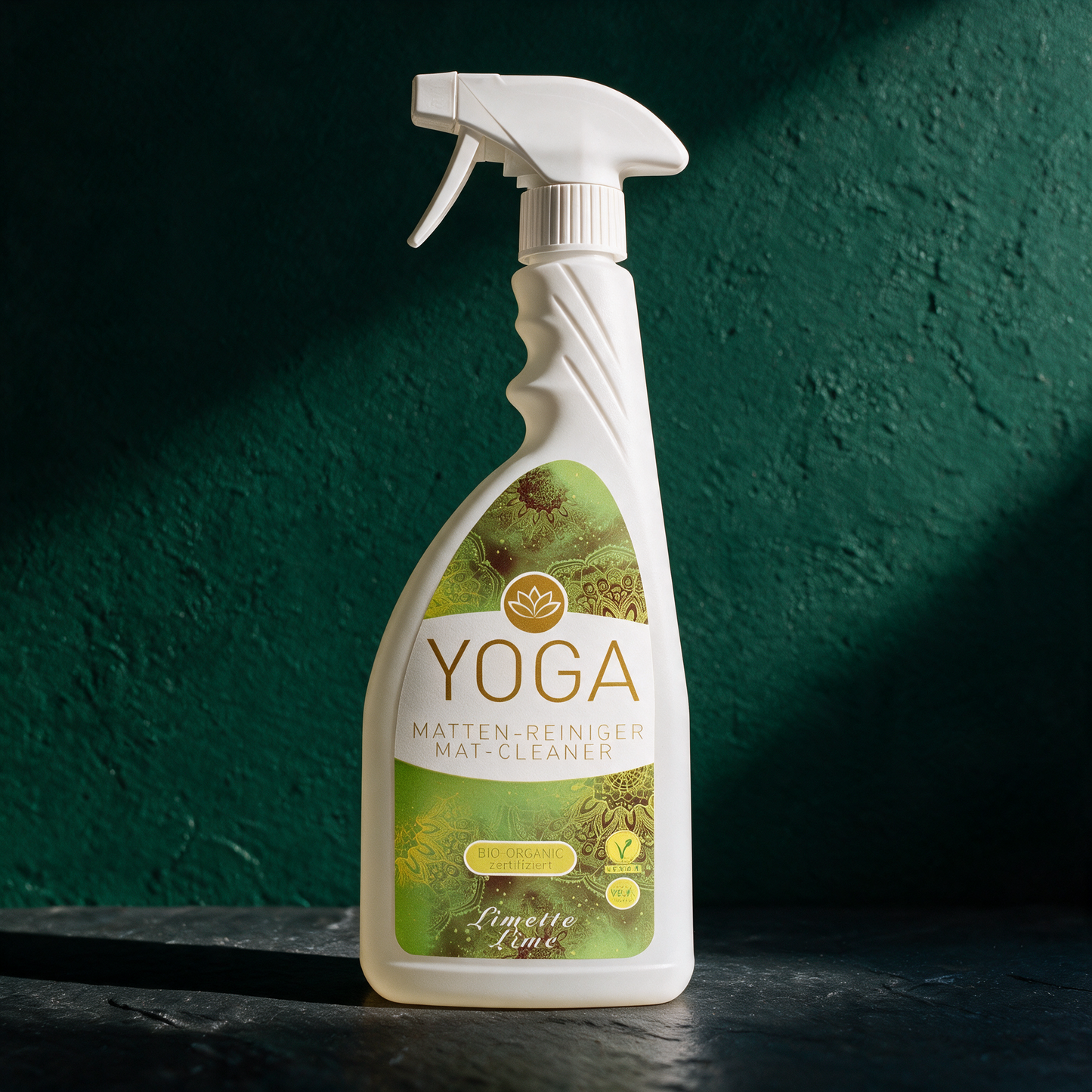 Bio-Yogamattenreiniger | Natürliche Hygiene für deine Matte – Material- und Detailansicht in der smaragdgrünen Temple-of-Desire-Bildwelt