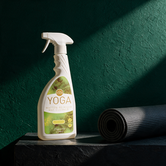 Bio-Yogamattenreiniger | Natürliche Hygiene für deine Matte – stimmungsvolle Kontextansicht in der smaragdgrünen Temple-of-Desire-Bildwelt