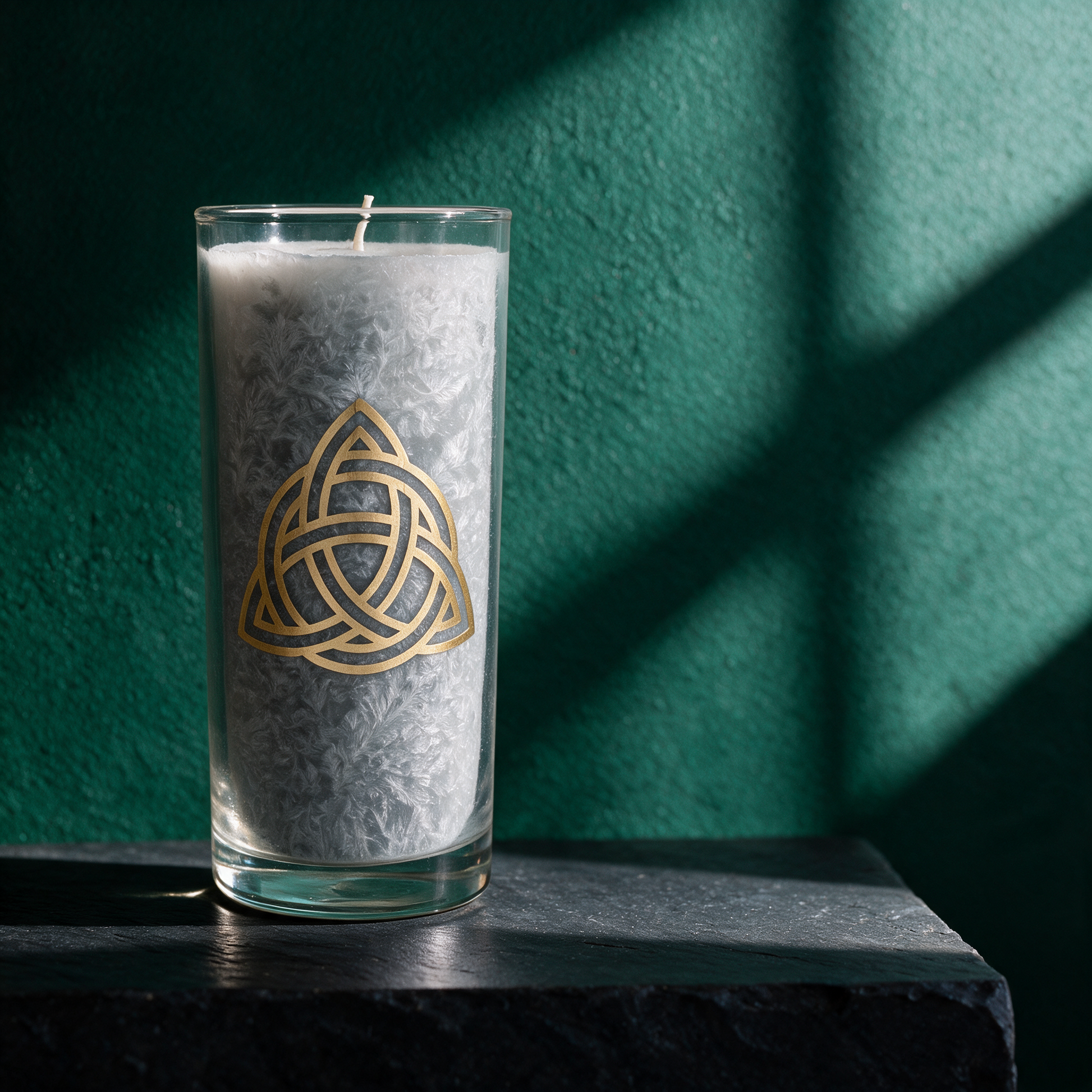 Palmwachs-Kerze Gold | Handgefertigt, ca. 60 Std. Brenndauer – stimmungsvolle Kontextansicht in der smaragdgrünen Temple-of-Desire-Bildwelt