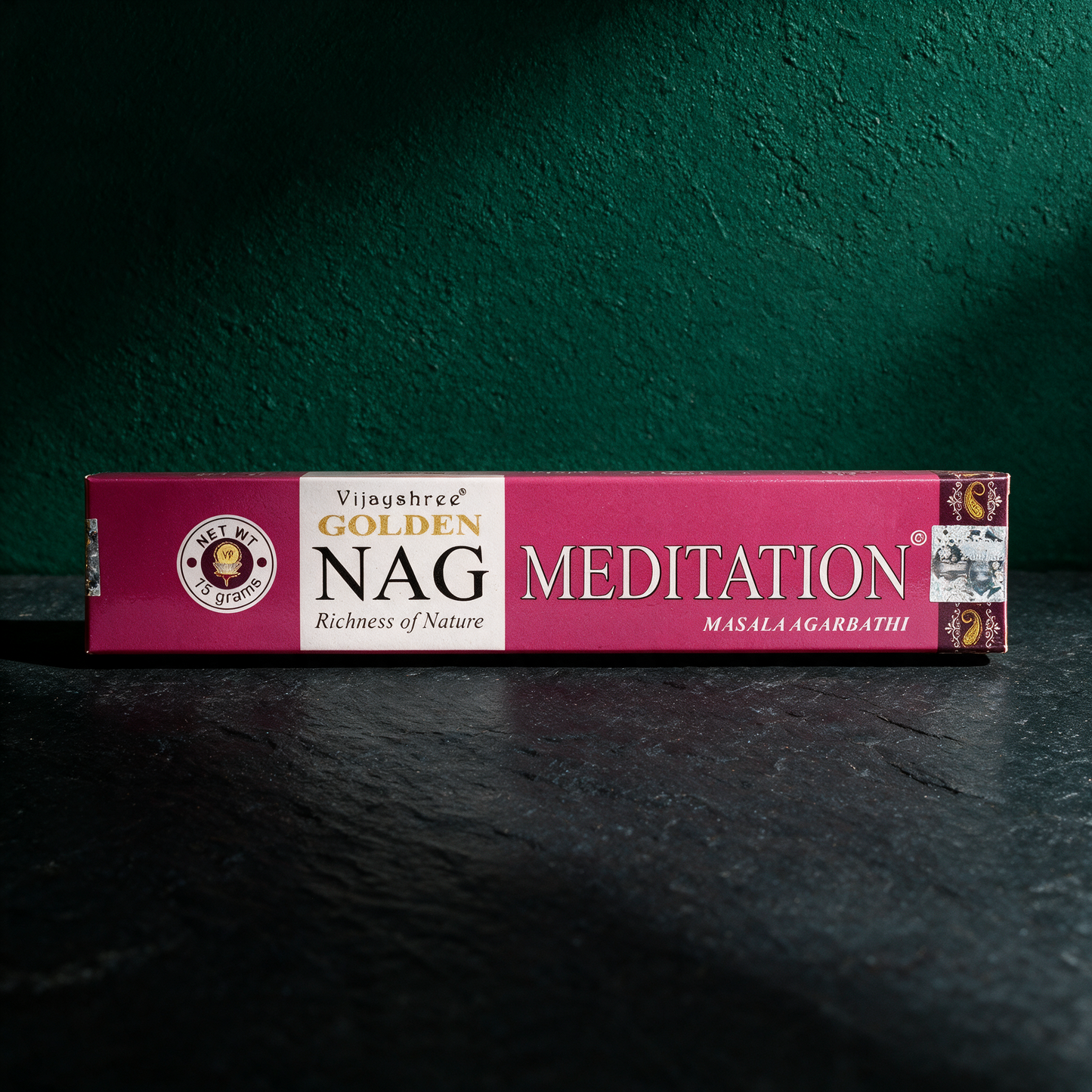 Golden Nag Räucherstäbchen | Handgerollter Duft für Meditation – reine Produktansicht in der smaragdgrünen Temple-of-Desire-Bildwelt