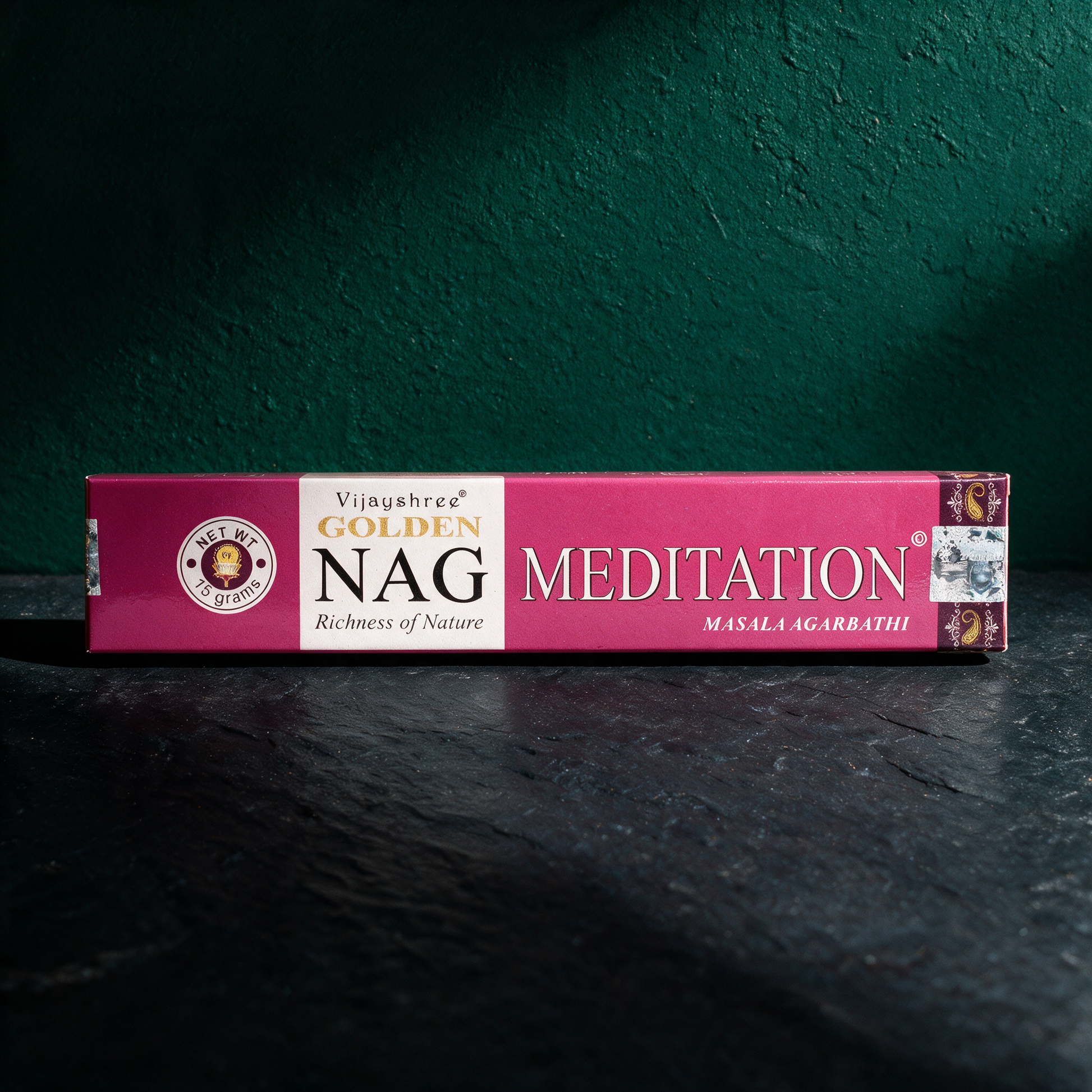 Golden Nag Räucherstäbchen | Handgerollter Duft für Meditation – Material- und Detailansicht in der smaragdgrünen Temple-of-Desire-Bildwelt
