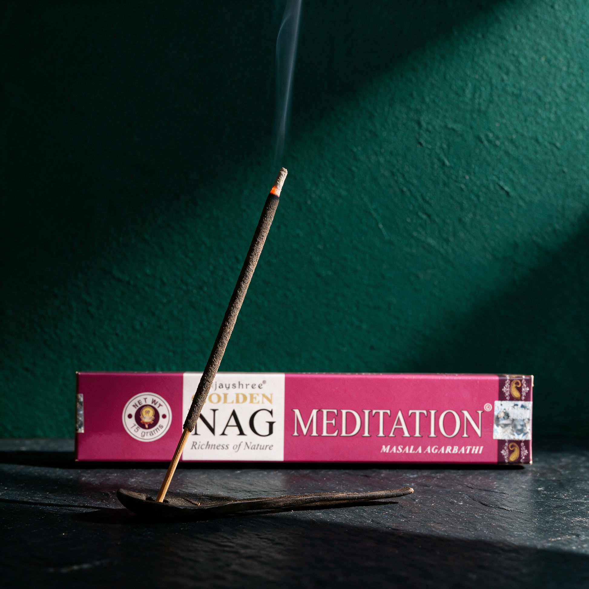 Golden Nag Räucherstäbchen | Handgerollter Duft für Meditation – Anwendungsansicht in der smaragdgrünen Temple-of-Desire-Bildwelt