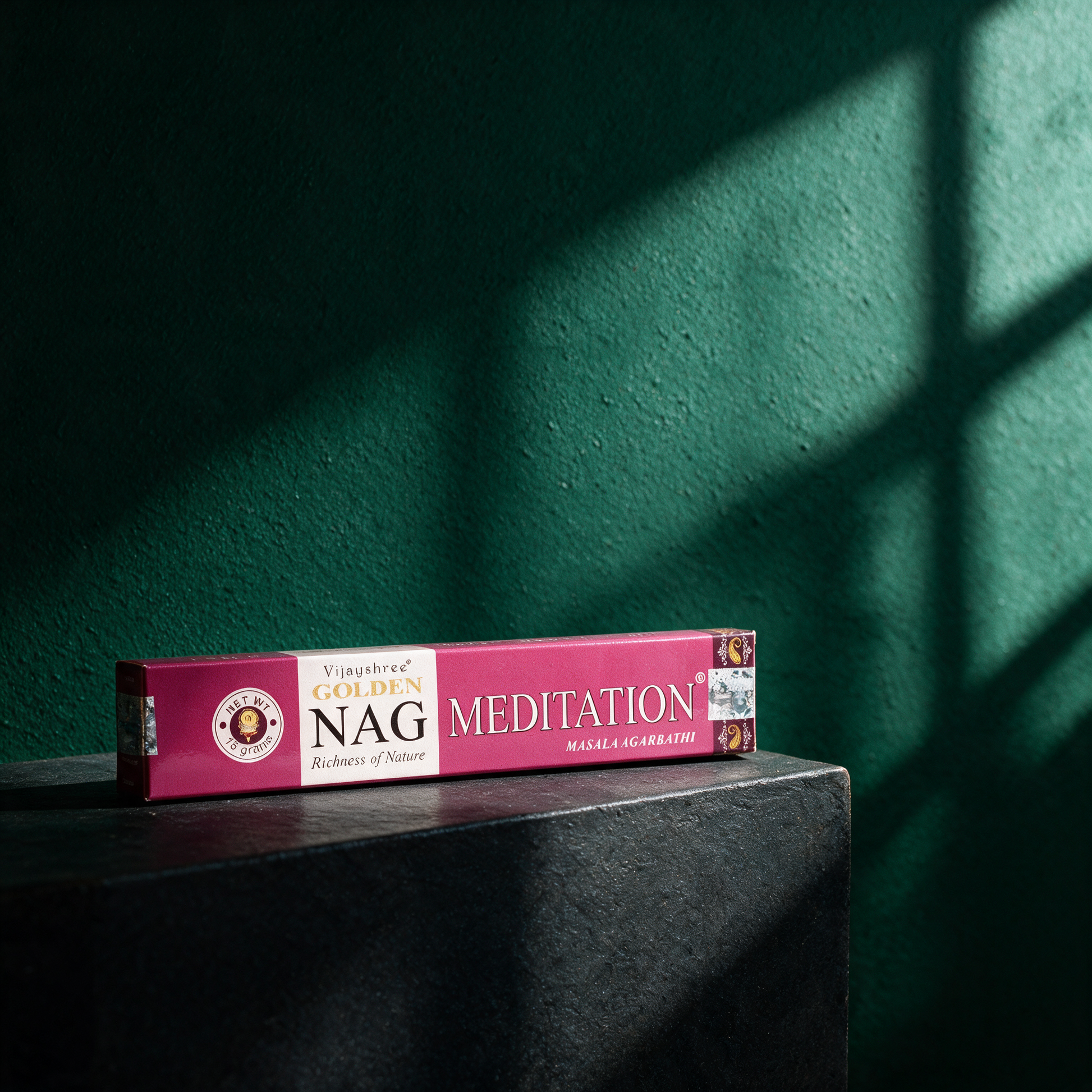 Golden Nag Räucherstäbchen | Handgerollter Duft für Meditation – stimmungsvolle Kontextansicht in der smaragdgrünen Temple-of-Desire-Bildwelt