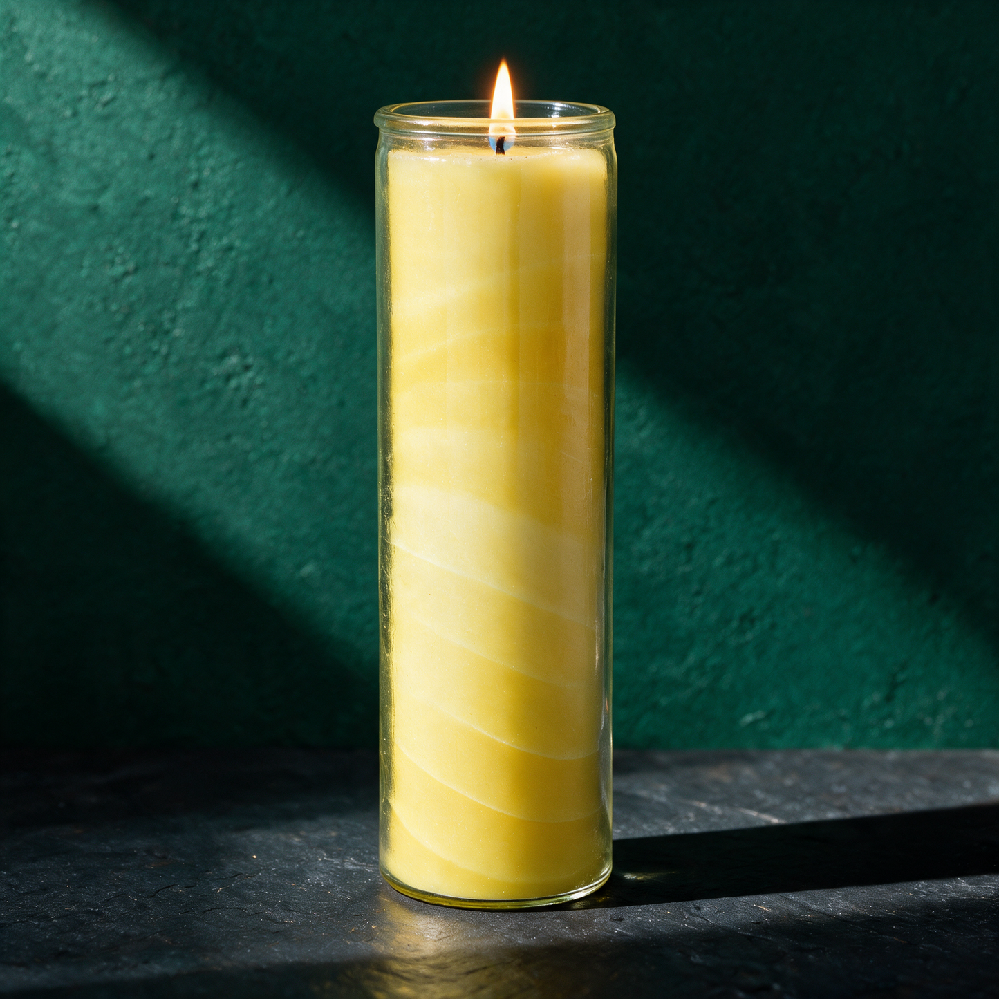 NUANCE Kerze | Handgefertigte Palmwachs-Kerze, ca. 100 Std. – Anwendungsansicht in der smaragdgrünen Temple-of-Desire-Bildwelt