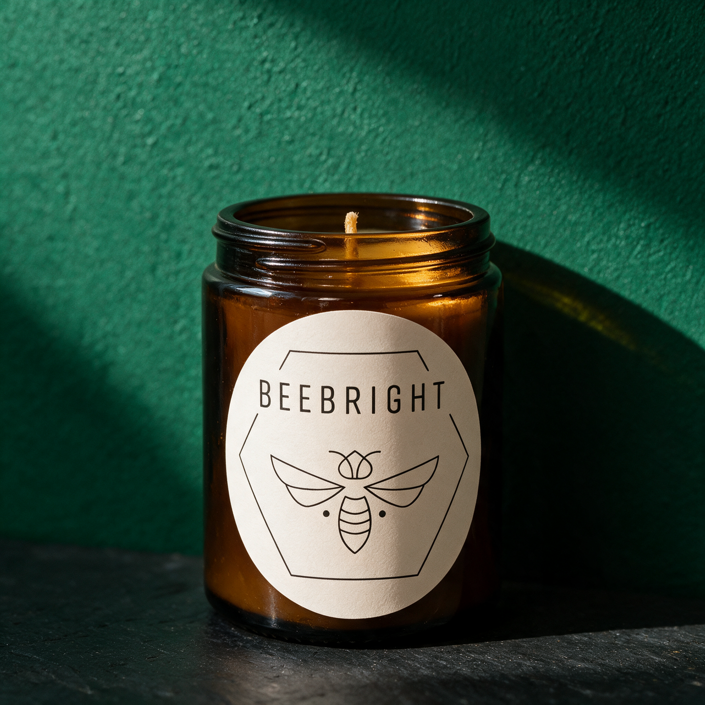 Bienenwachskerze im Glas | Regional & 100 % Naturwachs – reine Produktansicht in der smaragdgrünen Temple-of-Desire-Bildwelt