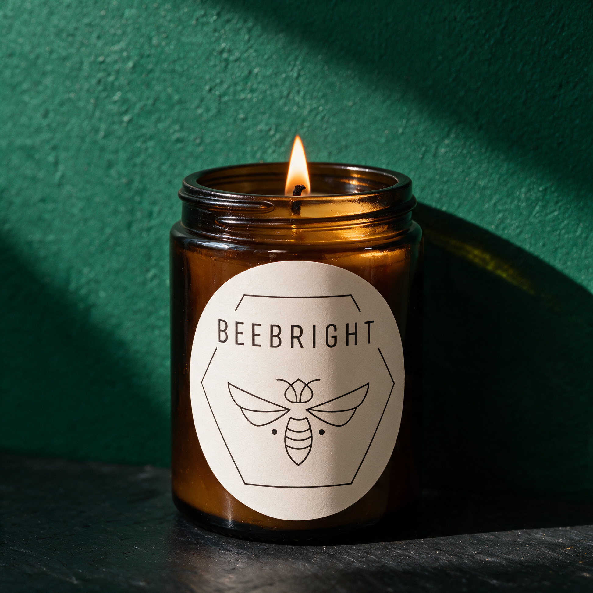 Bienenwachskerze im Glas | Regional & 100 % Naturwachs – Anwendungsansicht in der smaragdgrünen Temple-of-Desire-Bildwelt