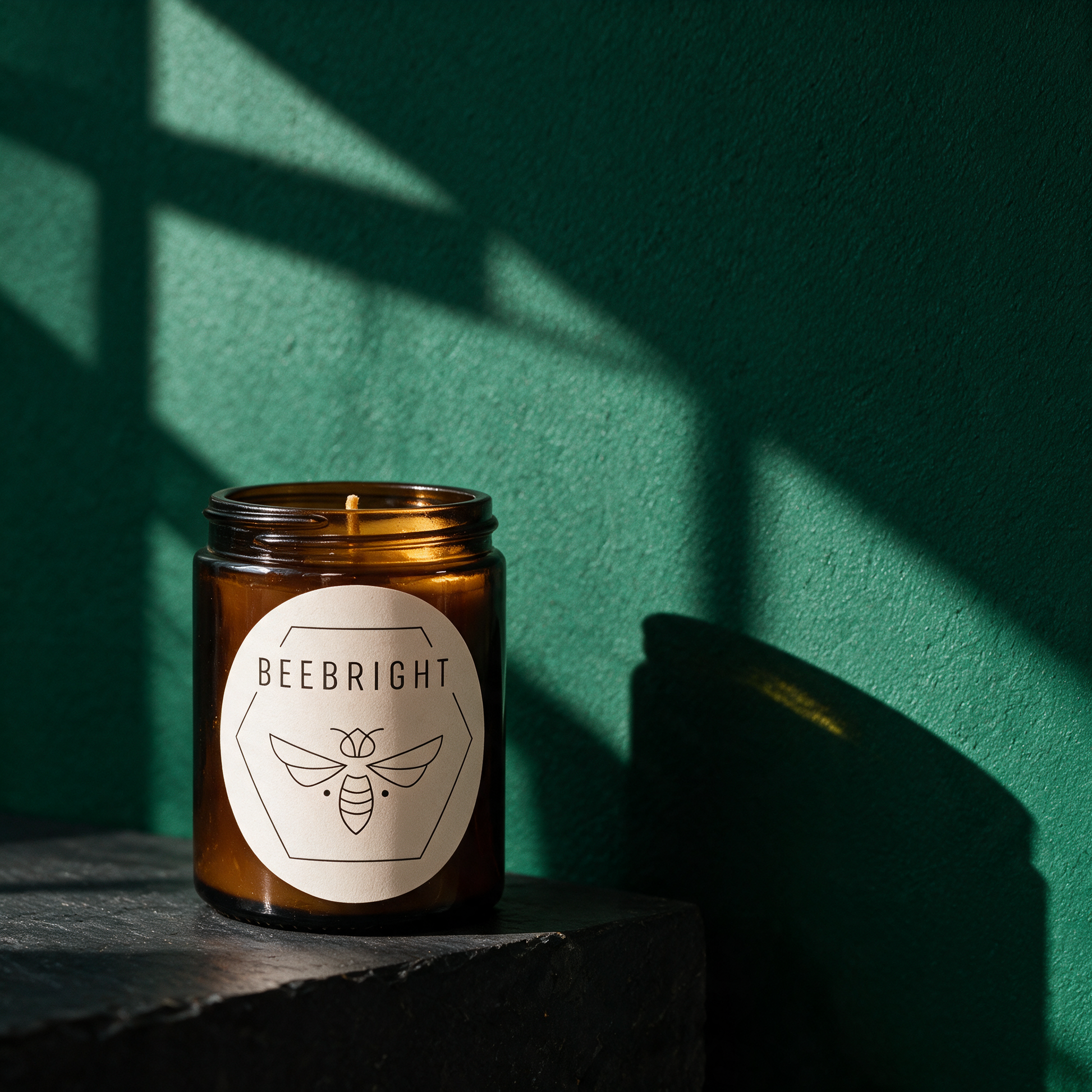Bienenwachskerze im Glas | Regional & 100 % Naturwachs – stimmungsvolle Kontextansicht in der smaragdgrünen Temple-of-Desire-Bildwelt